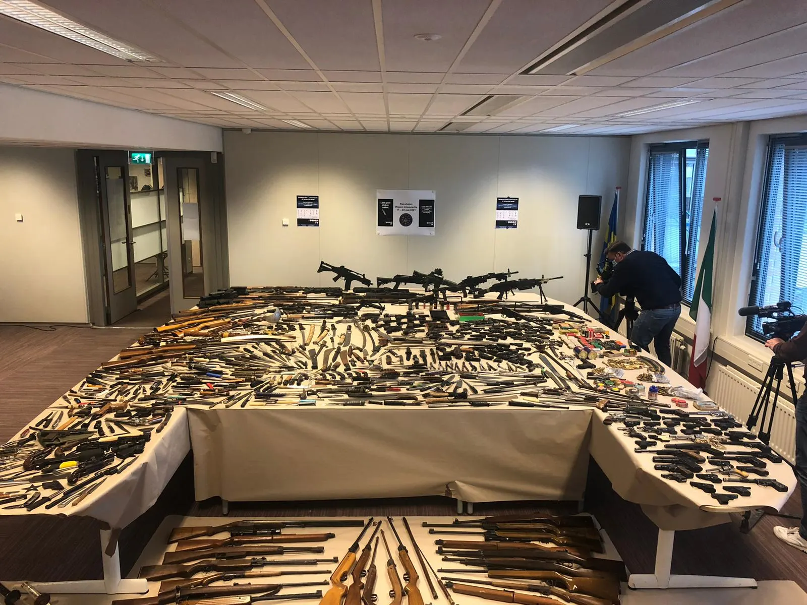 VIDEO: Inleveractie Den Haag groot succes, honderden steek- en vuurwapens ingeleverd