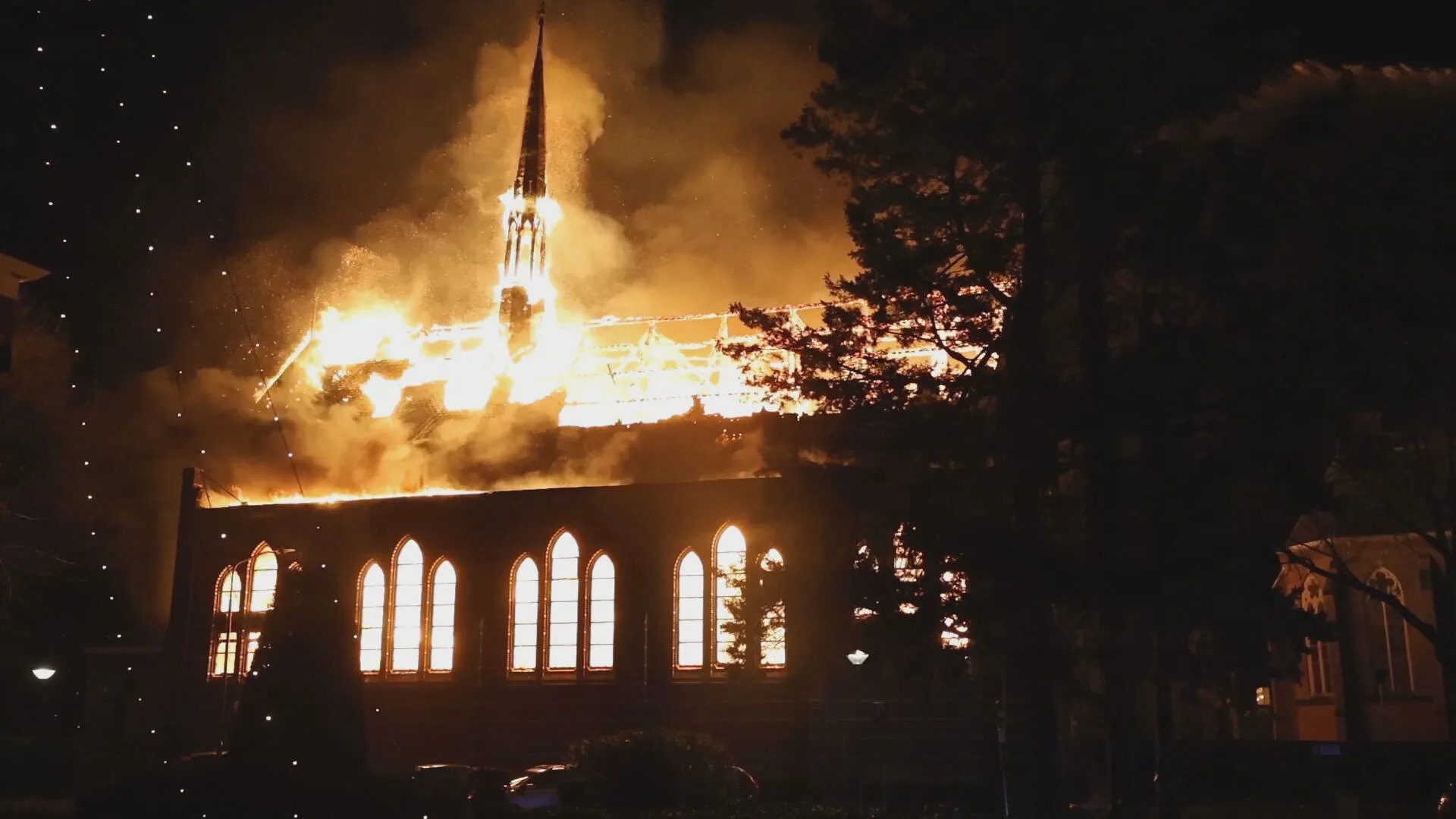 Grote brand in monumentale kerk Veghel onder controle