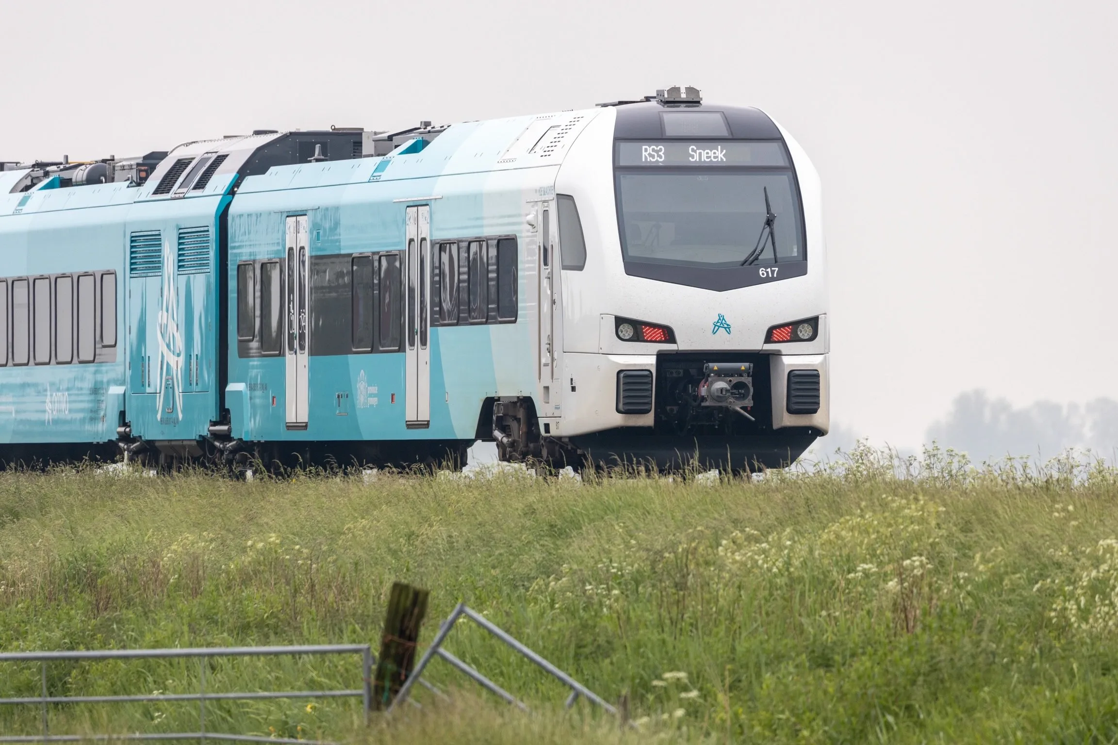 Twee doden na aanrijding met trein op onbewaakte spoorwegovergang in Boazum