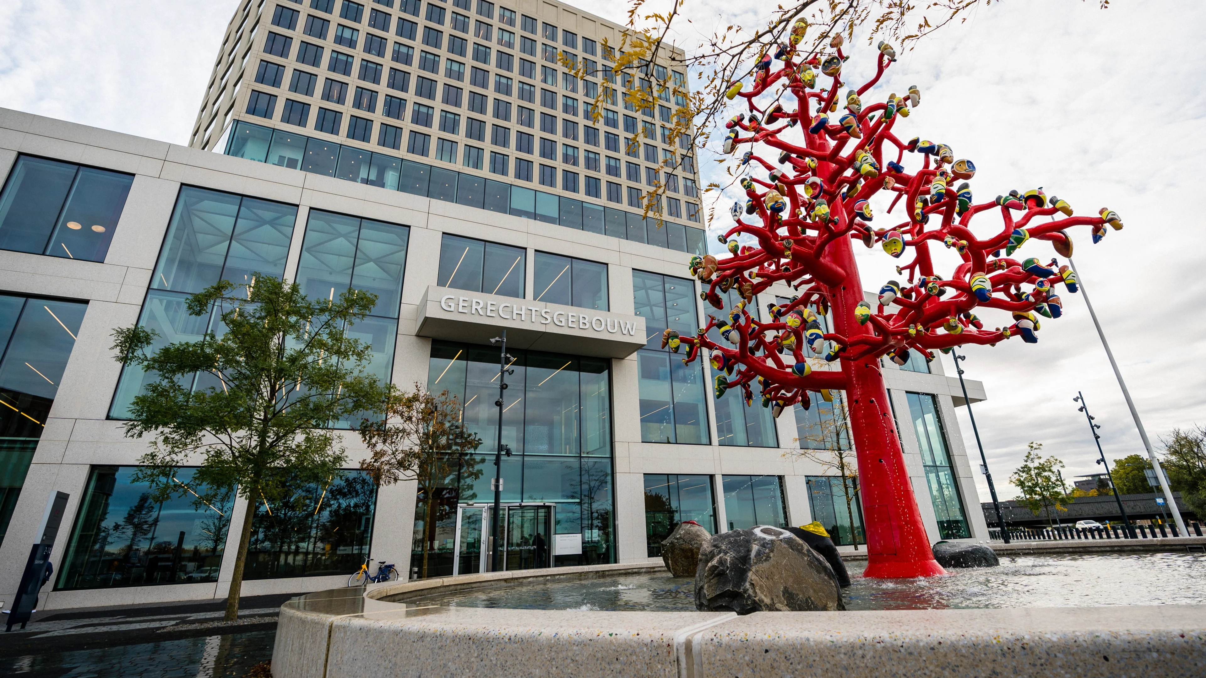Verdachte komt met tas vol messen naar eigen rechtszaak
