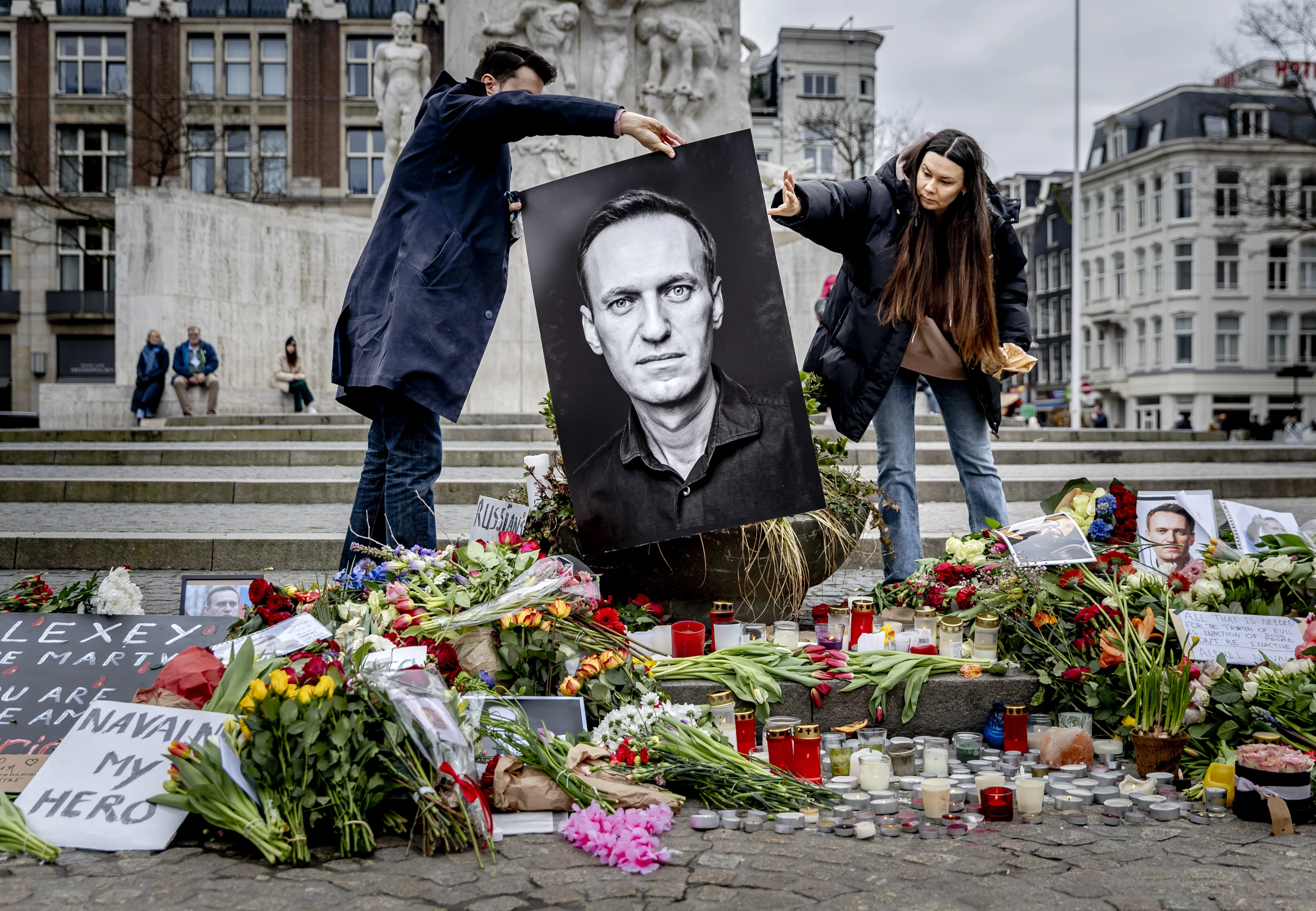 Honderden betogers op de Dam voor overleden Navalny: 'Hij was mijn held'