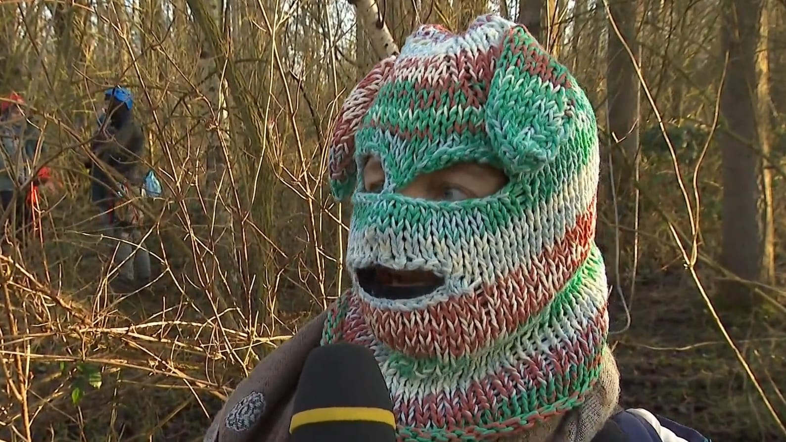 Bezetters bos naast VDL Nedcar brengen nacht in bomen door