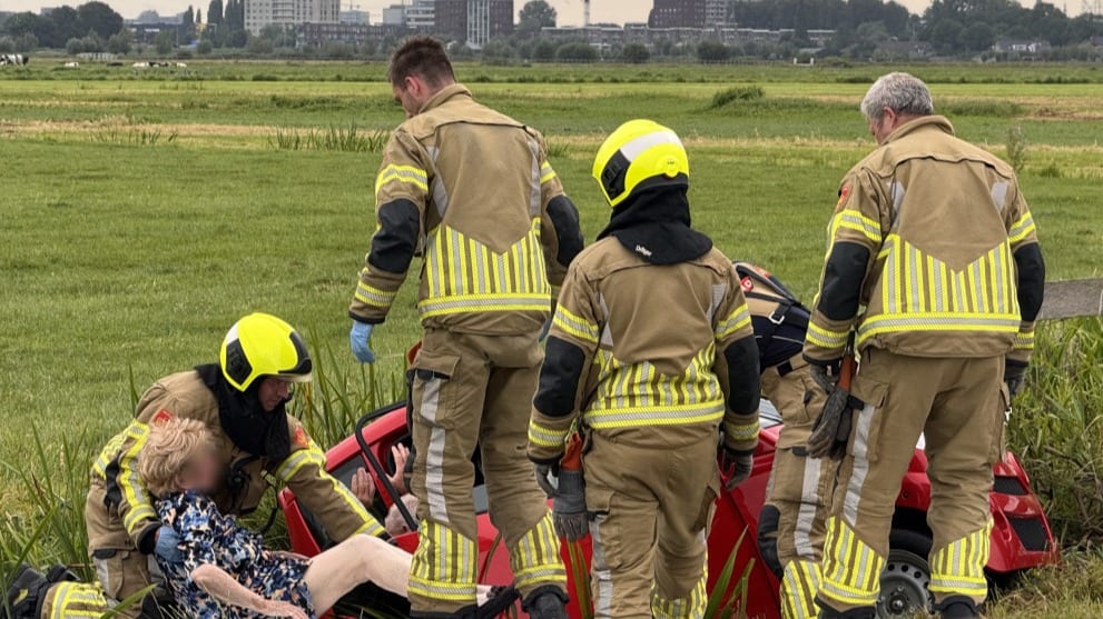 Hoogbejaard echtpaar belandt met brommobiel in sloot, 'man zag humor er wel van in'
