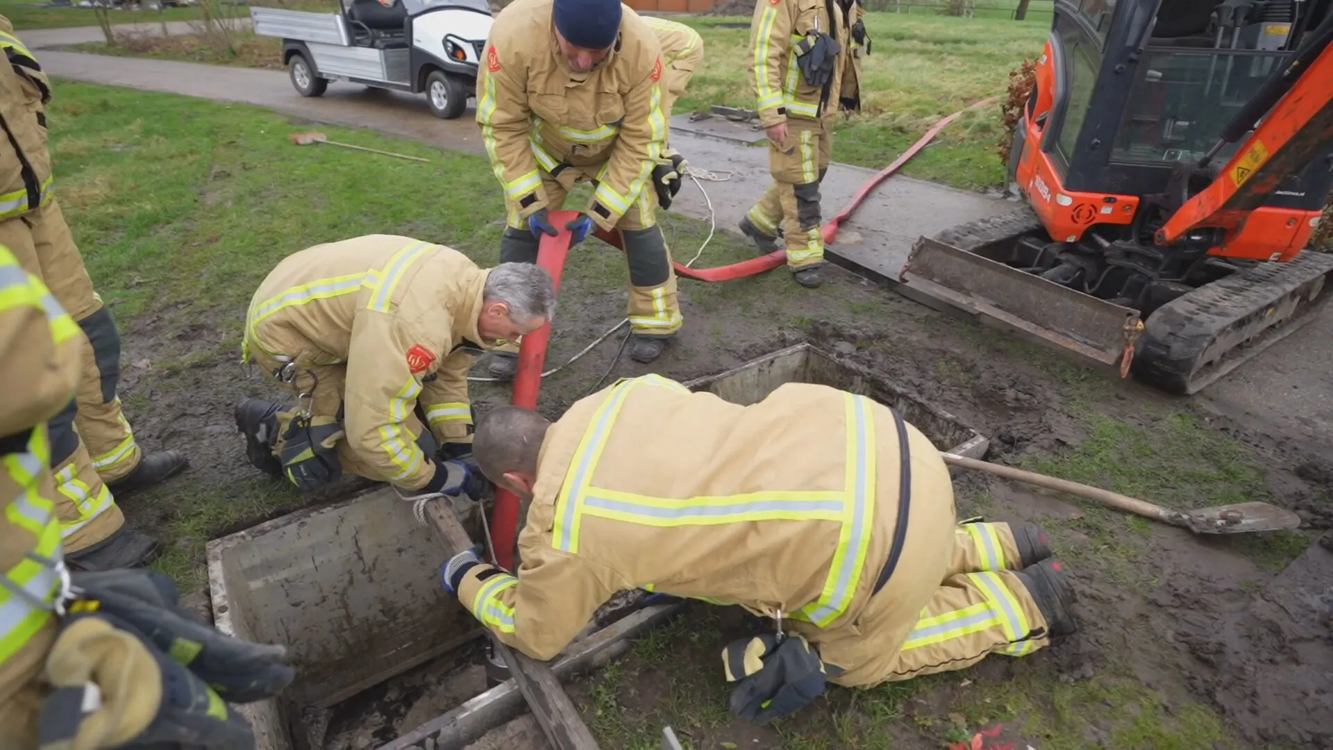 Vrijwillige brandweer Nuenen redt op het nippertje uitvaart, liep bijna in het water
