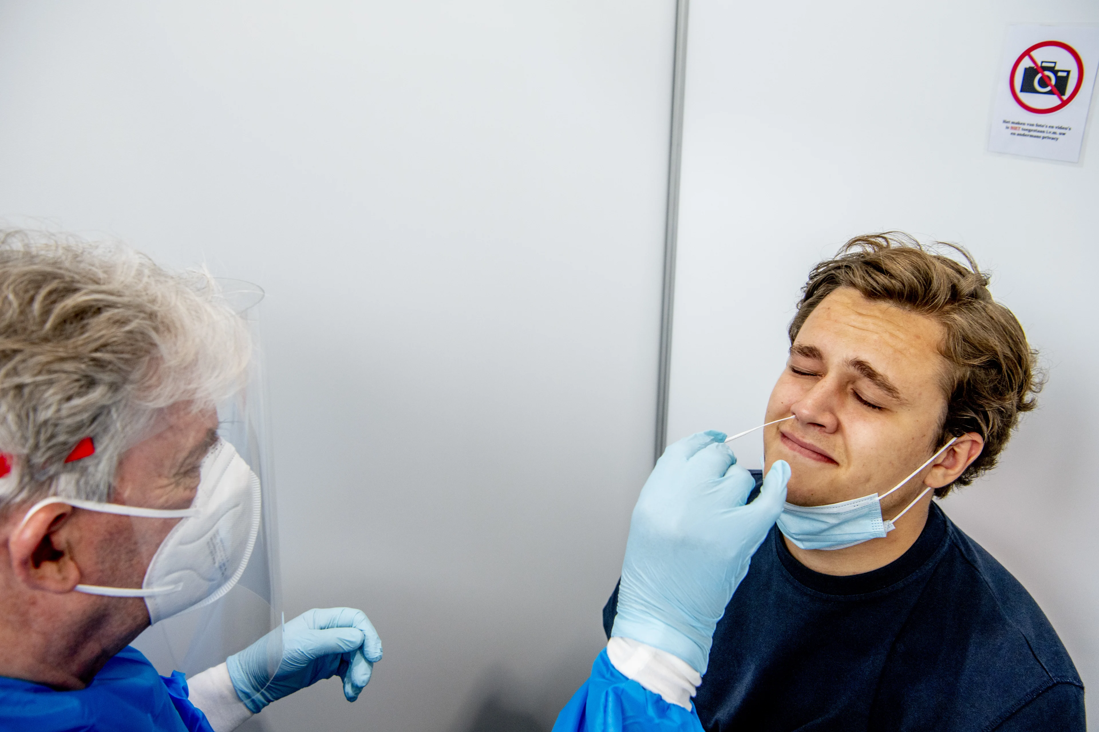 RIVM meldt 2129 nieuwe coronabesmettingen