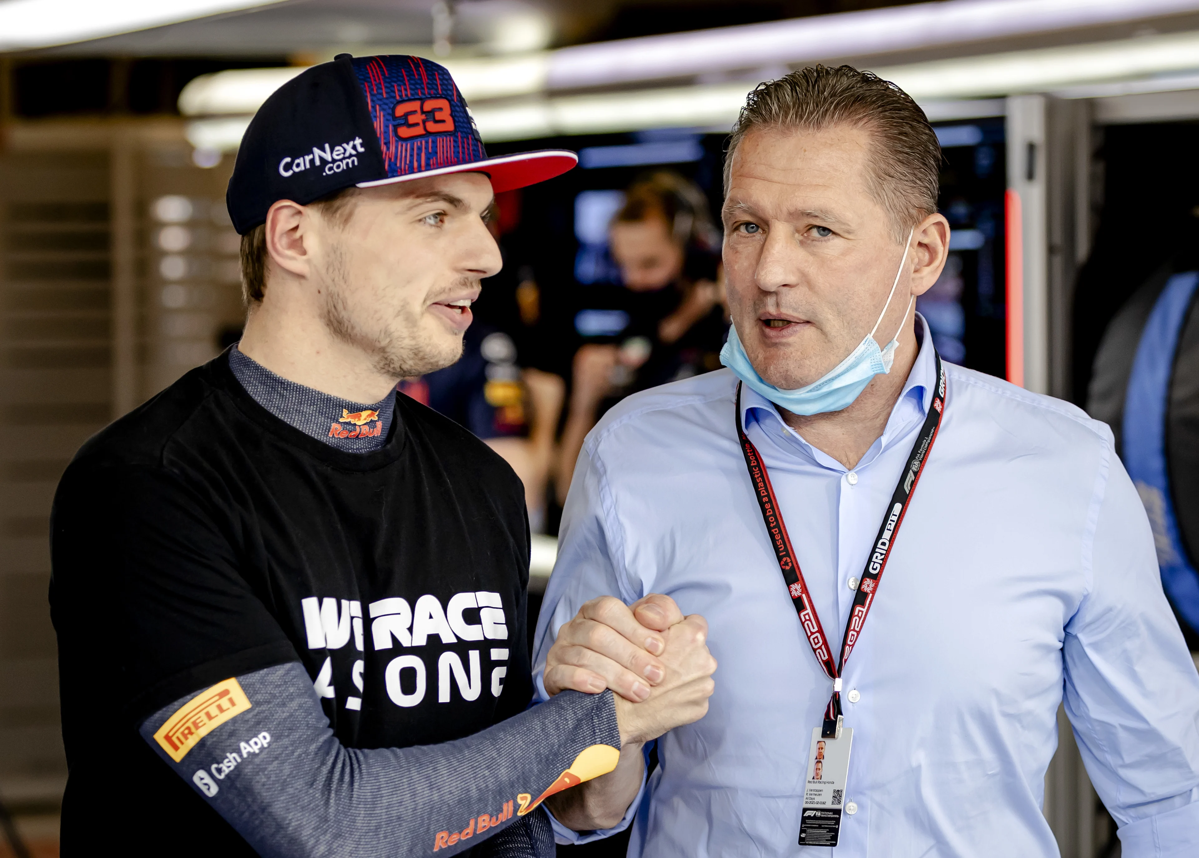 Jos Verstappen breekt tijdens volkslied dat klinkt voor kampioenszoon Max