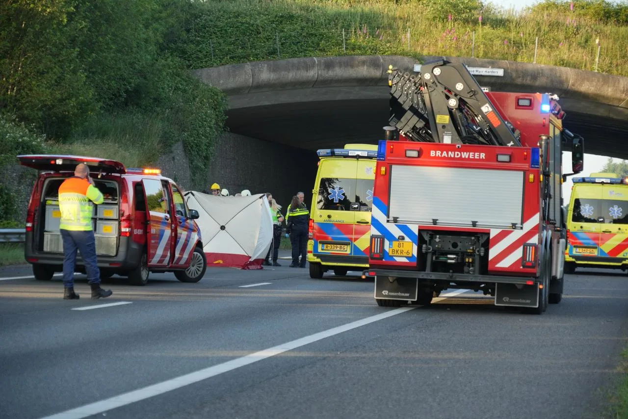 Man (18) overleden na aanrijding tussen vrachtwagen en auto in Spier