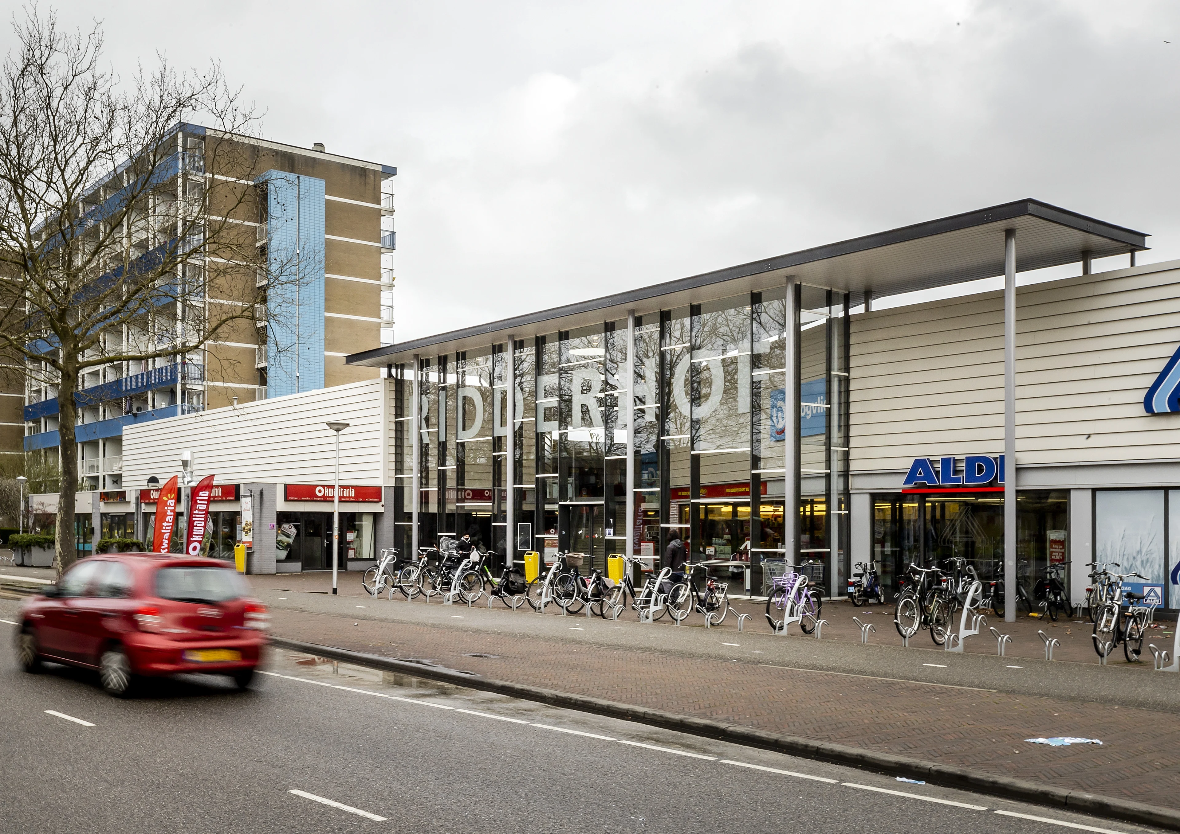 Alphens winkelcentrum 11 jaar na schietdrama decor van politiescène: 'Dit is toch bizar?'