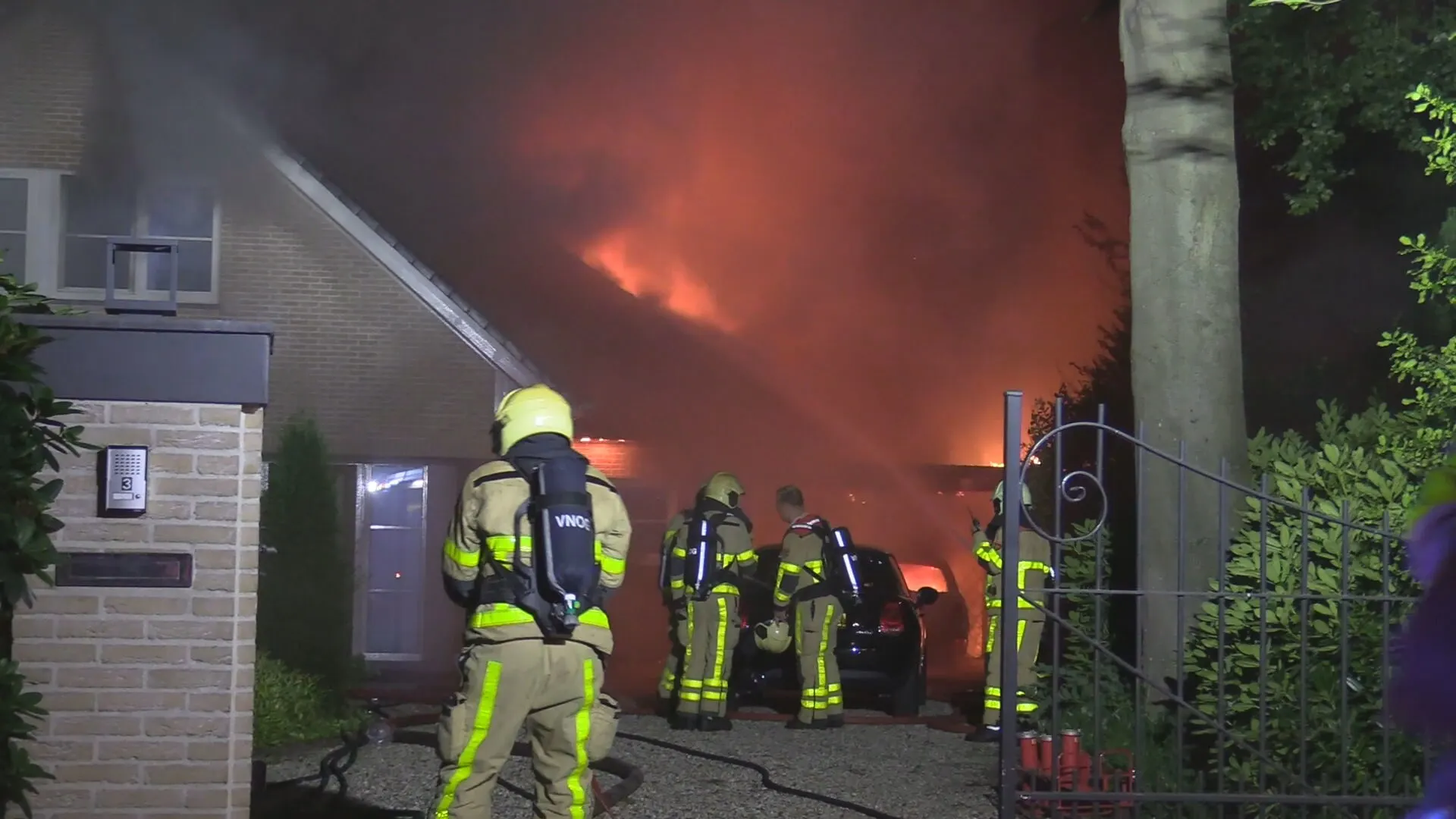 Villa en auto gaan in vlammen op in Hierden, politie vermoedt brandstichting