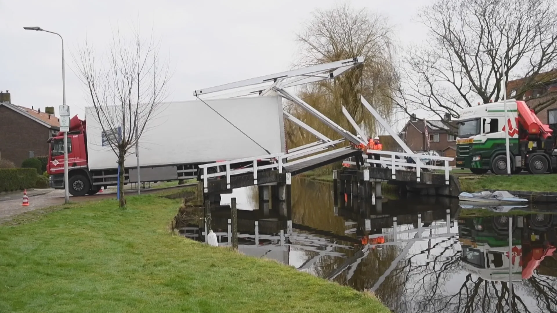 Poolse vrachtwagenchauffeur maakt 'inschattingsfout' en sloopt brug in Hazerswoude-Dorp