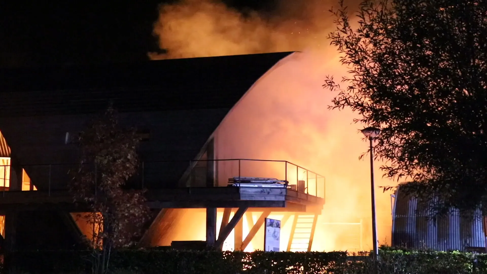 Om boom heen gebouwde woning fikt tot de grond toe af