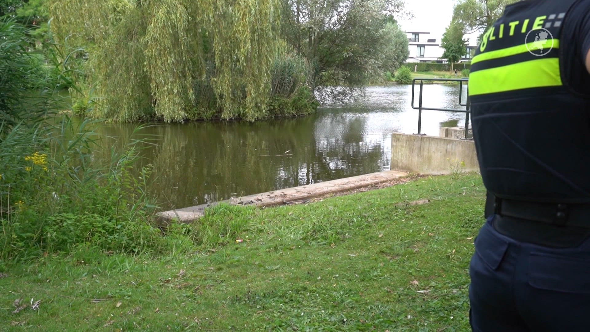 Omstanders redden kind uit vijver in Deventer