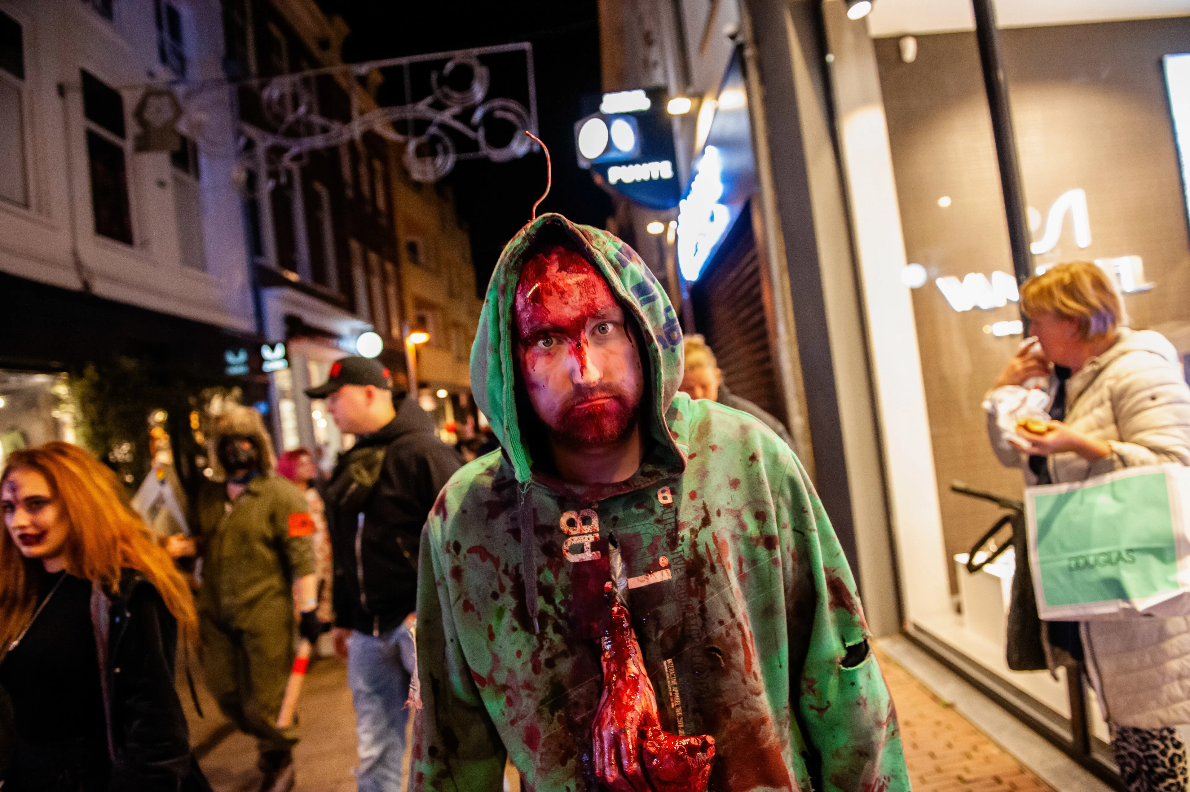 Halloween voor de deur, kostuums vliegen over de toonbank en make-upartiesten volgeboekt