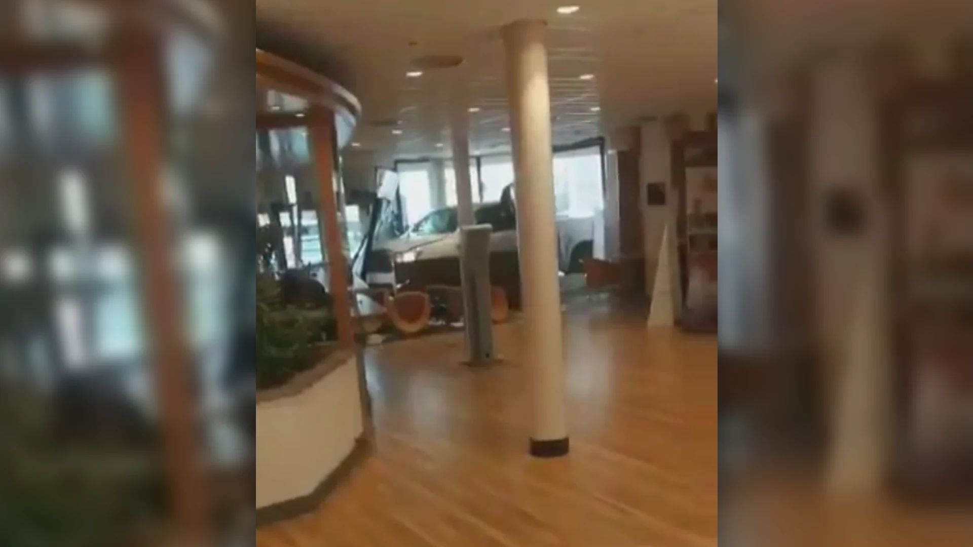 VIDEO: Auto rijdt gemeentehuis Nijkerk binnen, bestuurder gewond