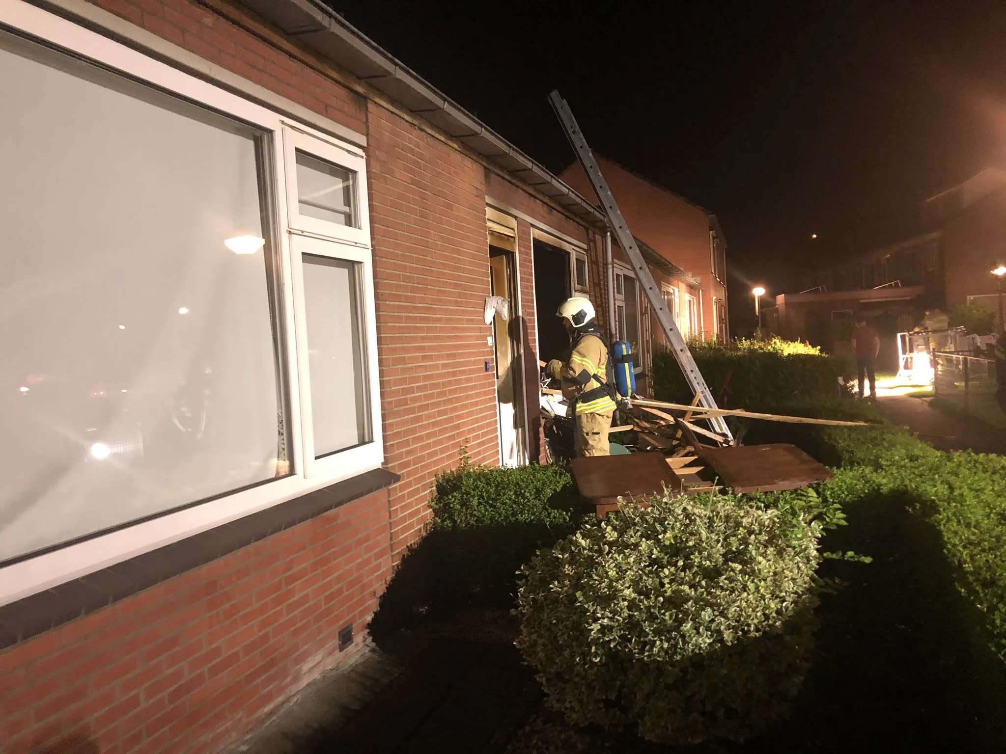 Alerte buurman redt 100-jarige bewoonster bij uitslaande woningbrand in Meerkerk