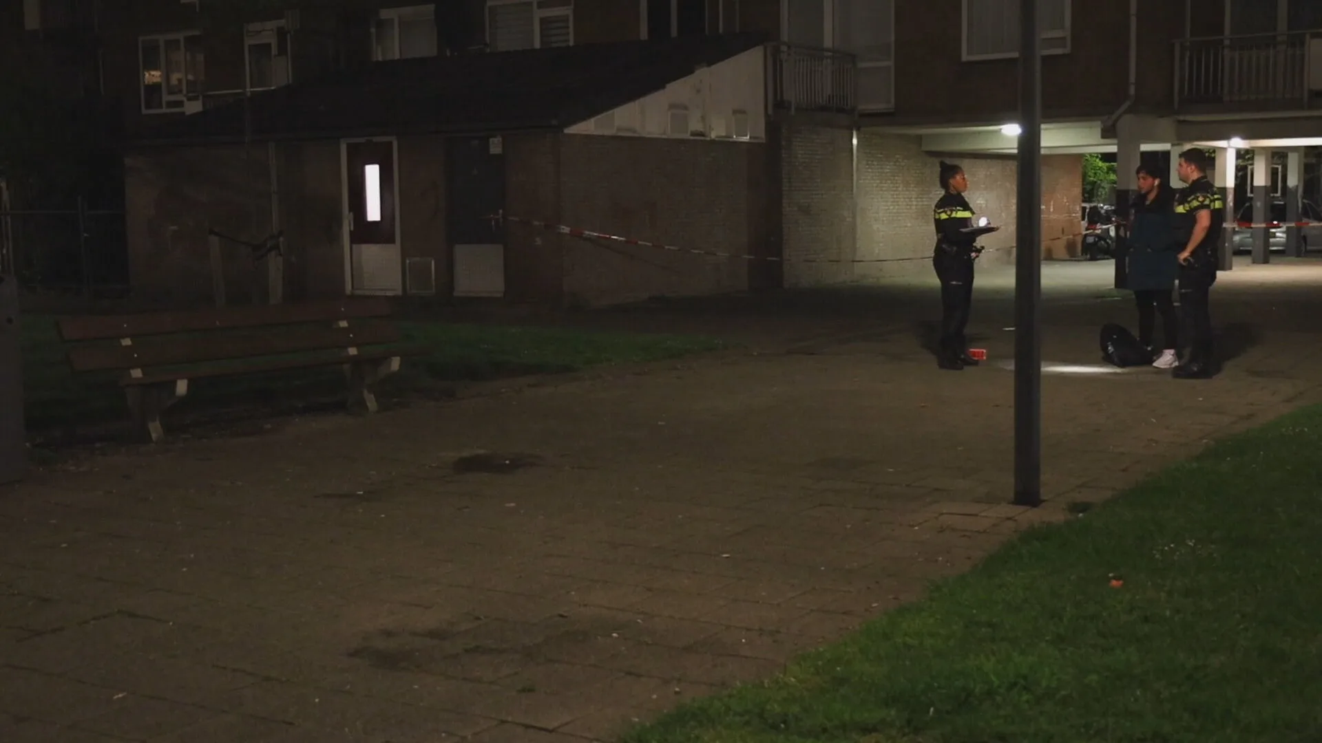 Man in Rotterdam in bips gestoken, daders vluchten in auto