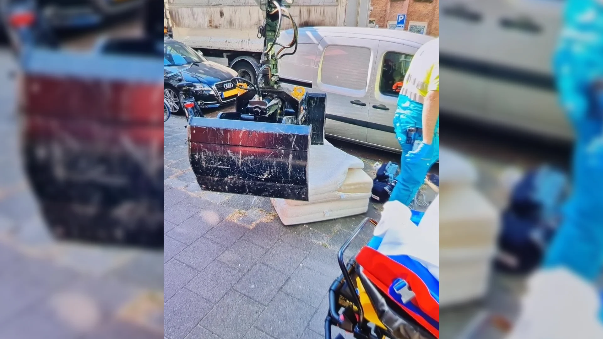 Man slaapt tussen twee matrassen op straat en belandt bijna in vuilniswagen