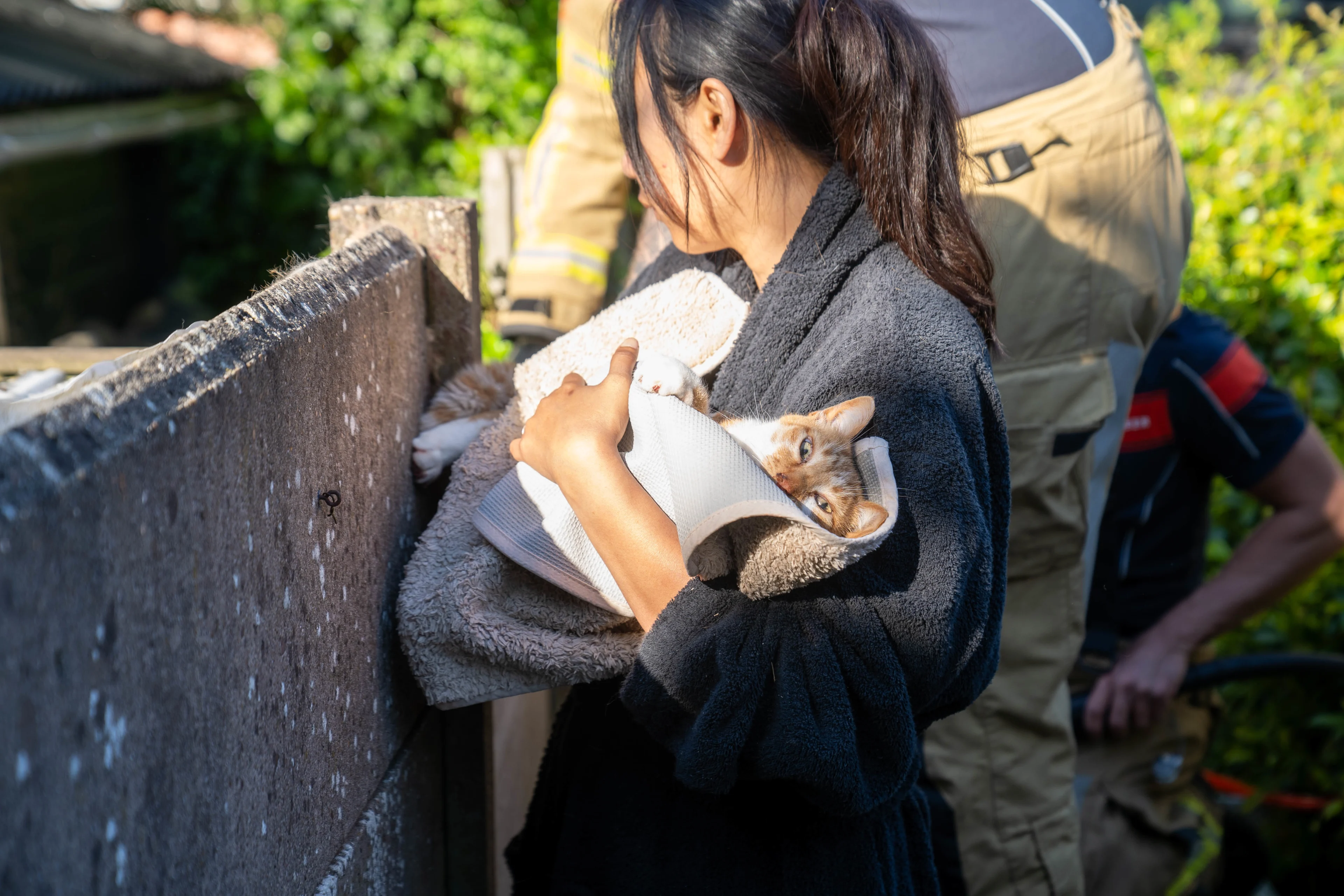 Kat door brandweer gered na urenlange beknelling in tuinmuurtje Deventer