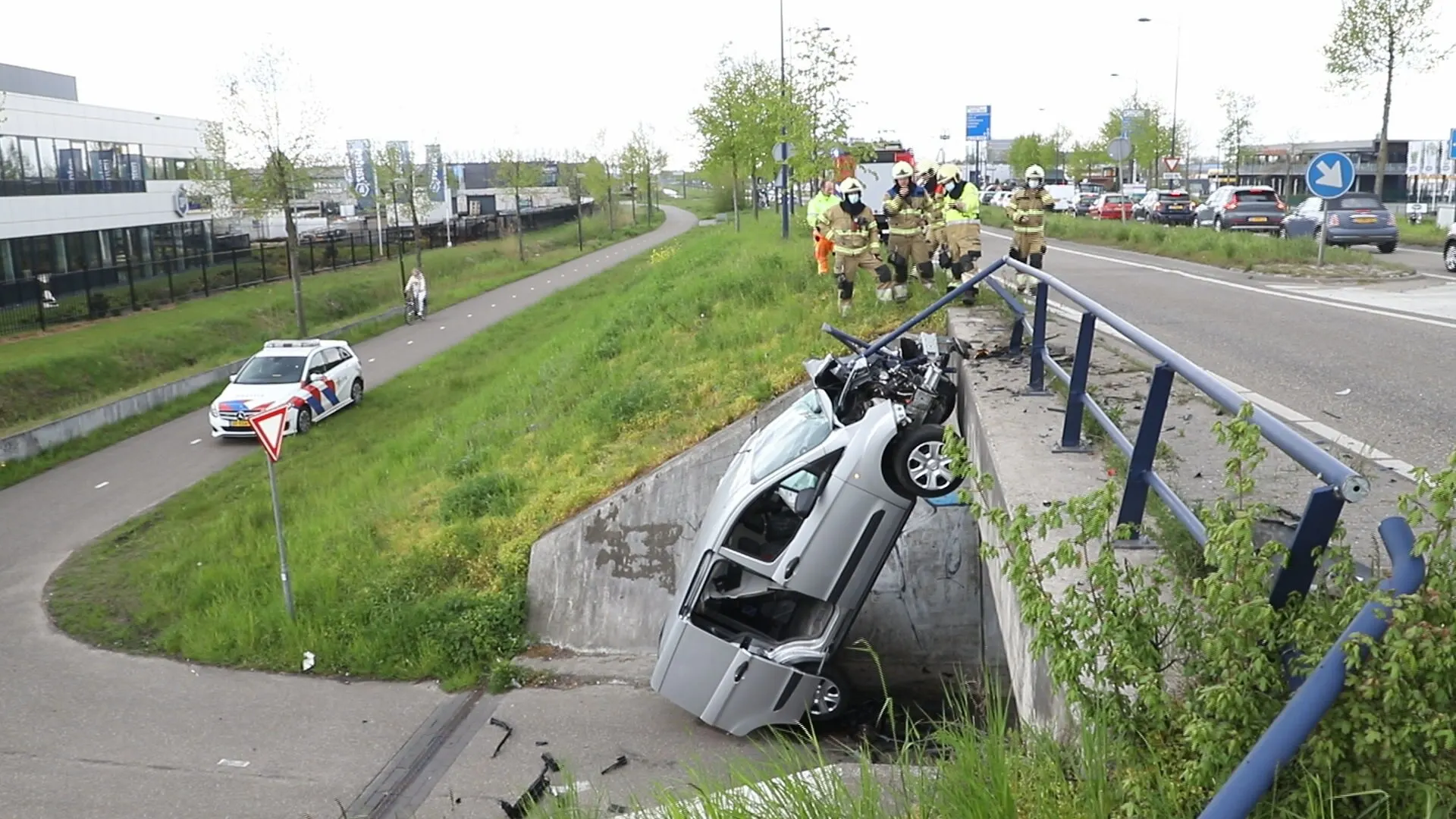 Bestelwagen doorboord met ijzeren staaf, valt van brug
