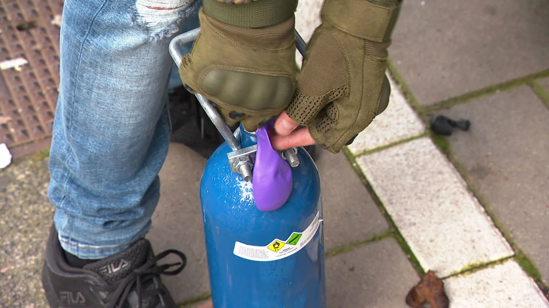 Ontplofte lachgascilinders veroorzaken megaschade en gevaar op straat