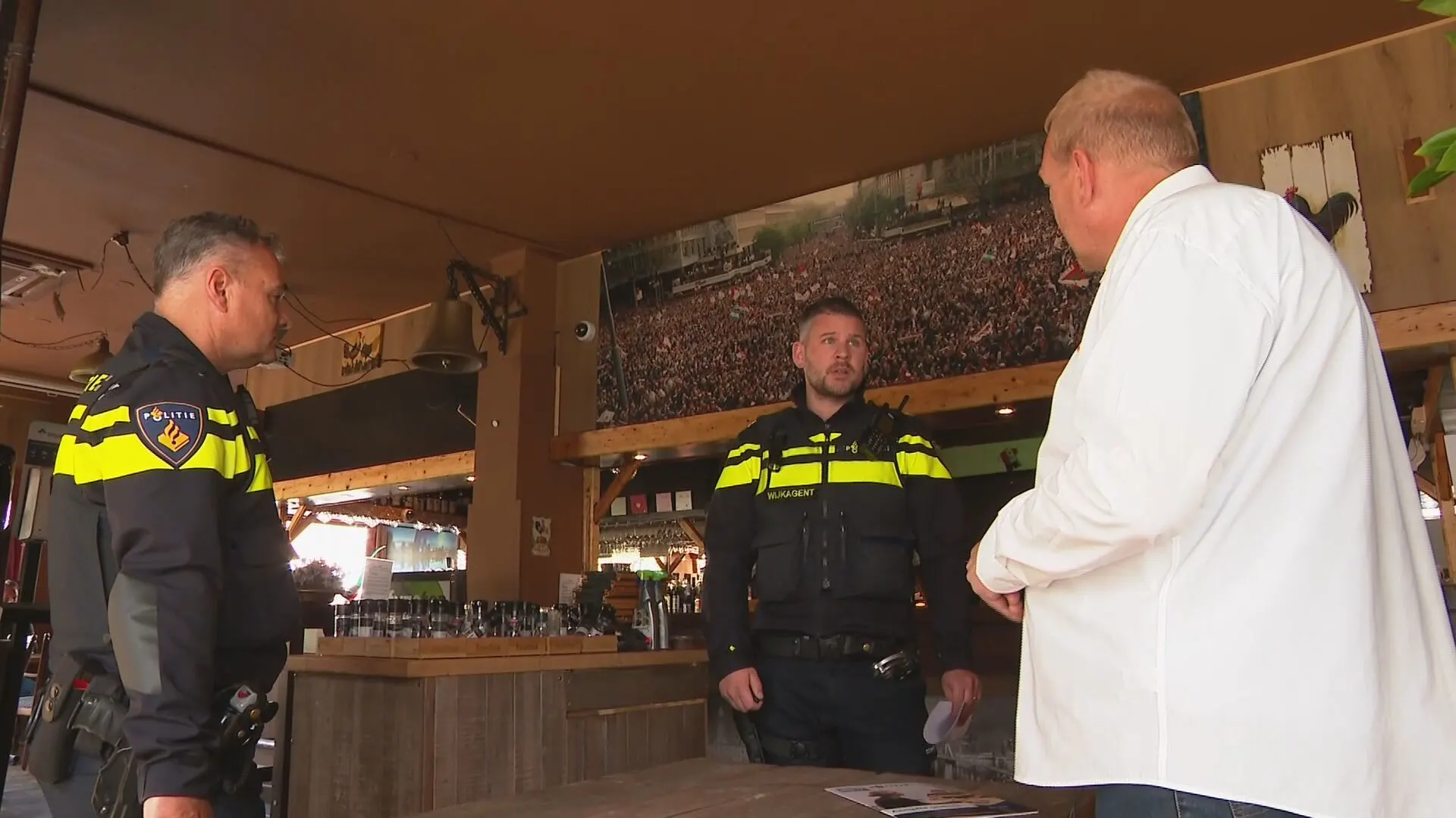 Eigenaar Rotterdams café aangeslagen door vuurwerkbom: 'We zijn aan het knokken om te overleven, en dan krijg je dit'