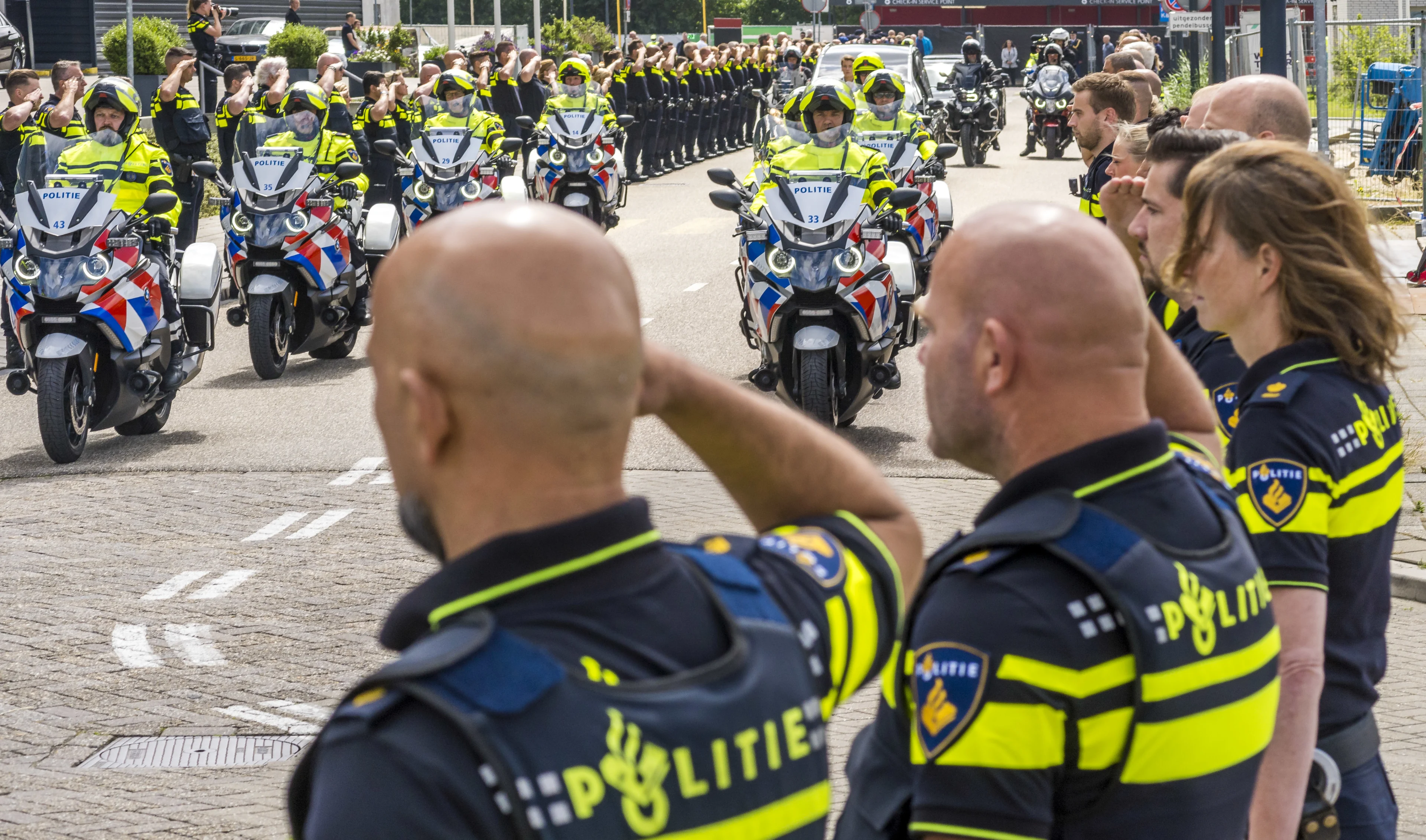Kilometerslange erehaag voor doodgereden motoragent Arno