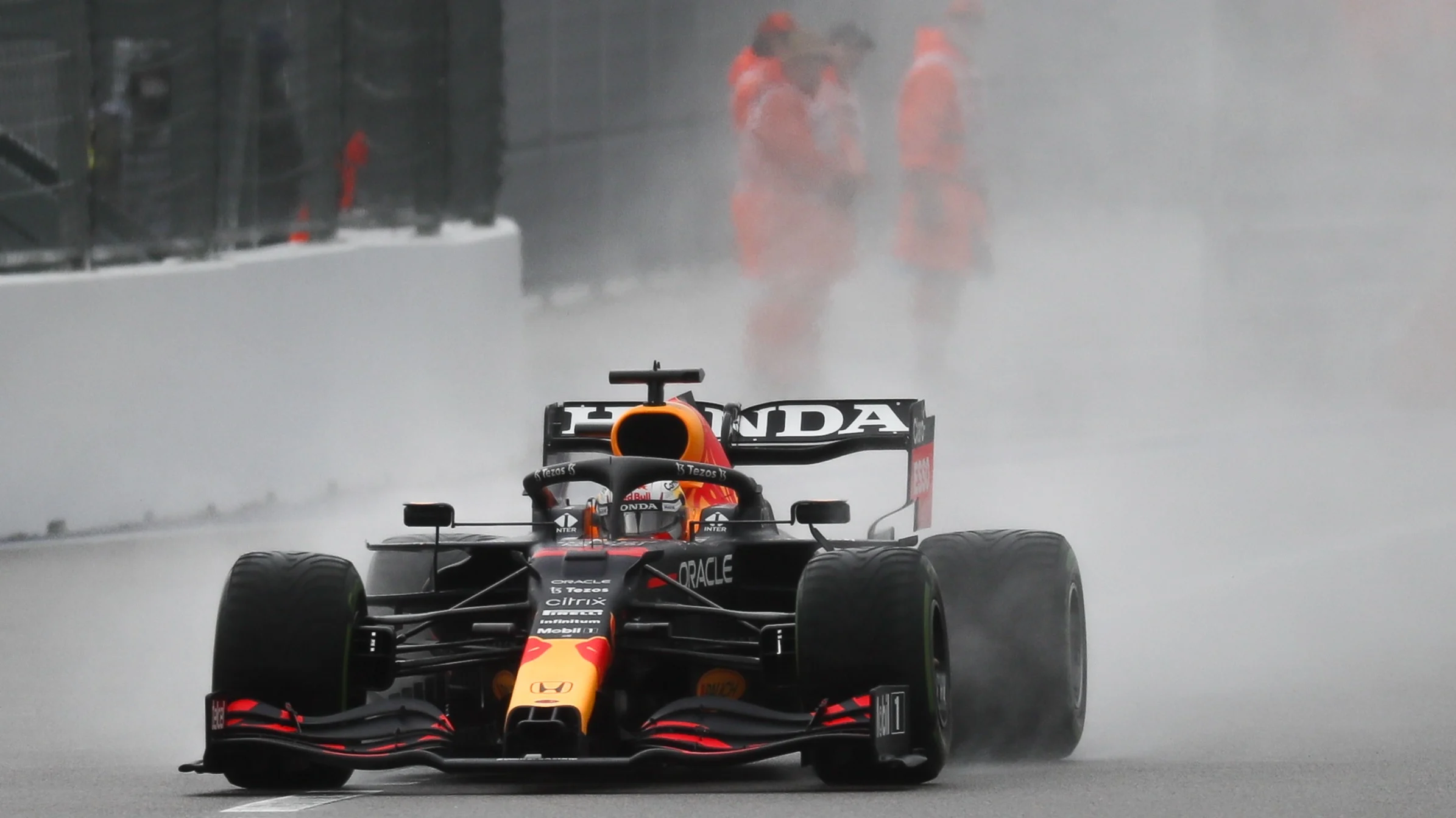 Max Verstappen haalt tweede plaats in Sotsji na regenachtige slotfase