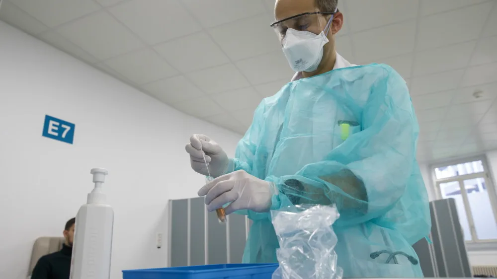 Komende weken fors meer tests op corona, ook bij zorgpersoneel buiten ziekenhuis