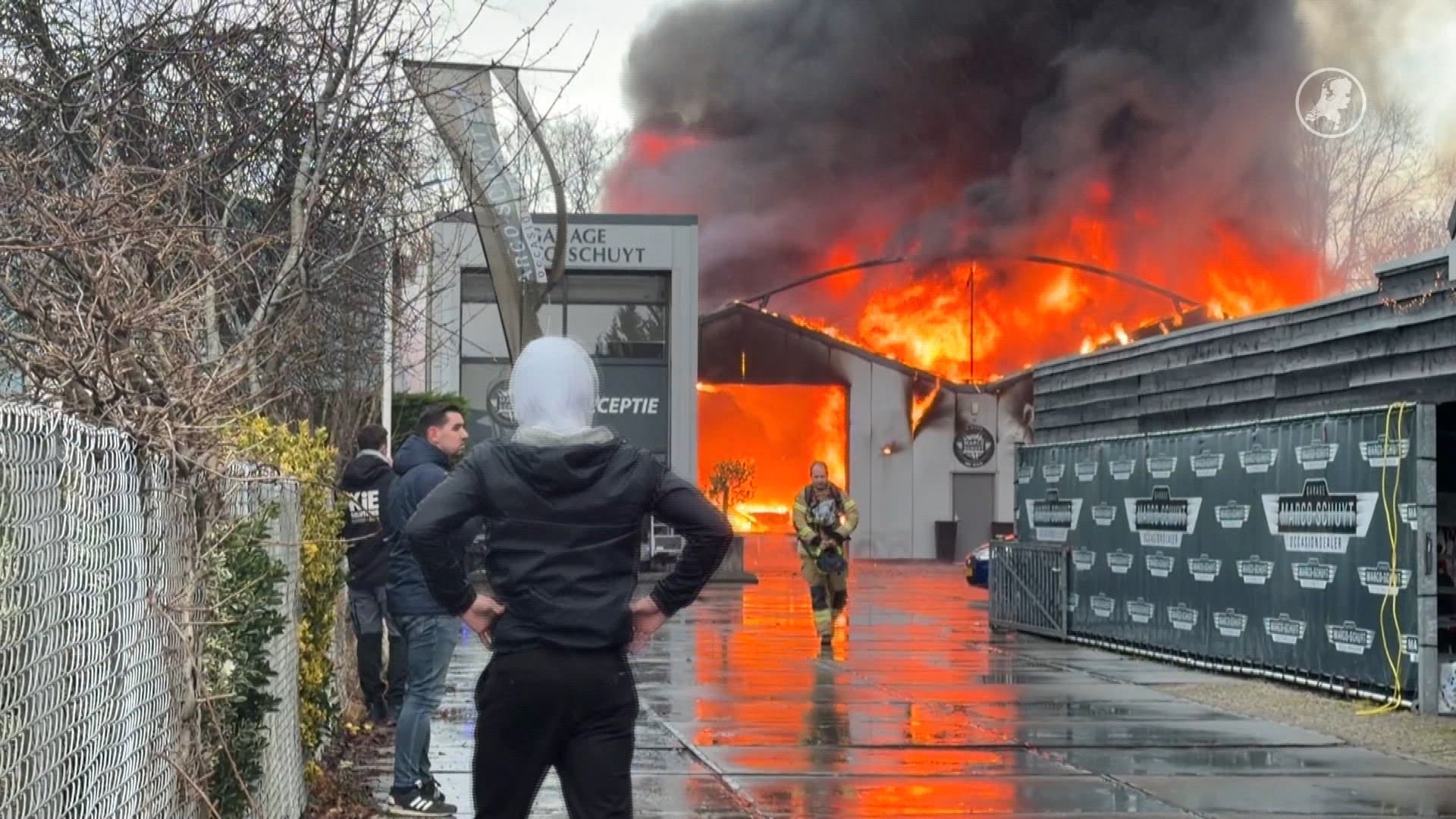 Grote brand bij autobedrijf Noord-Scharwoude, NL-Alert verstuurd