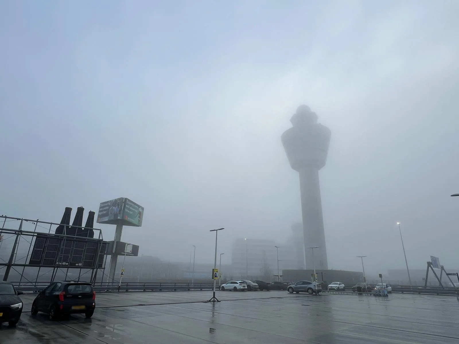 Ongeveer 50 vluchten op Schiphol geannuleerd om vorst en mist