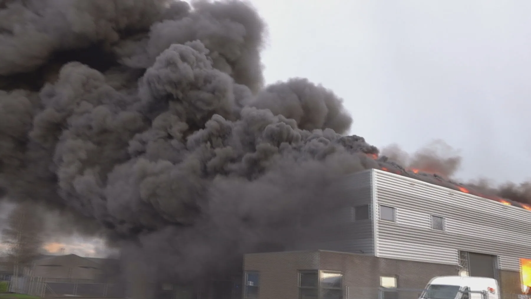 Brand met enorme rookwolken in Obdam, omwonenden krijgen NL-Alert