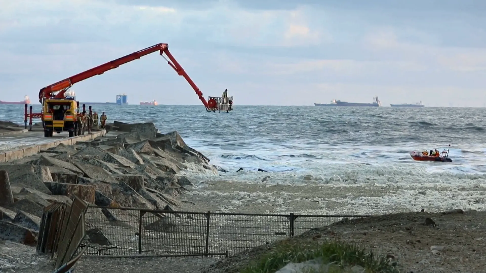 Zoekactie naar vermiste watersporters in Scheveningen hervat