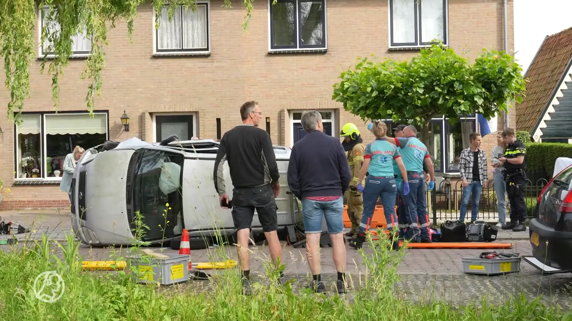 Auto komt op zijkant terecht, bestuurder gewond