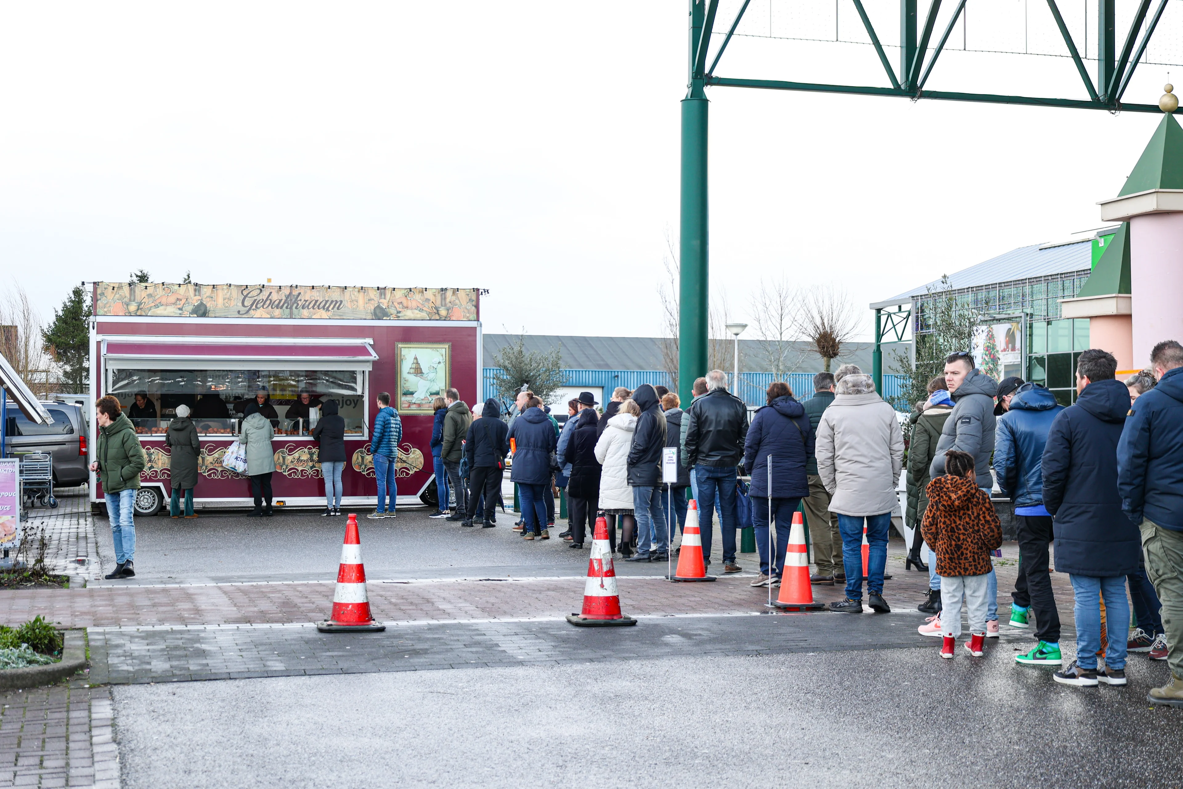 Smullend het nieuwe jaar in: lange rijen bij oliebollenkramen