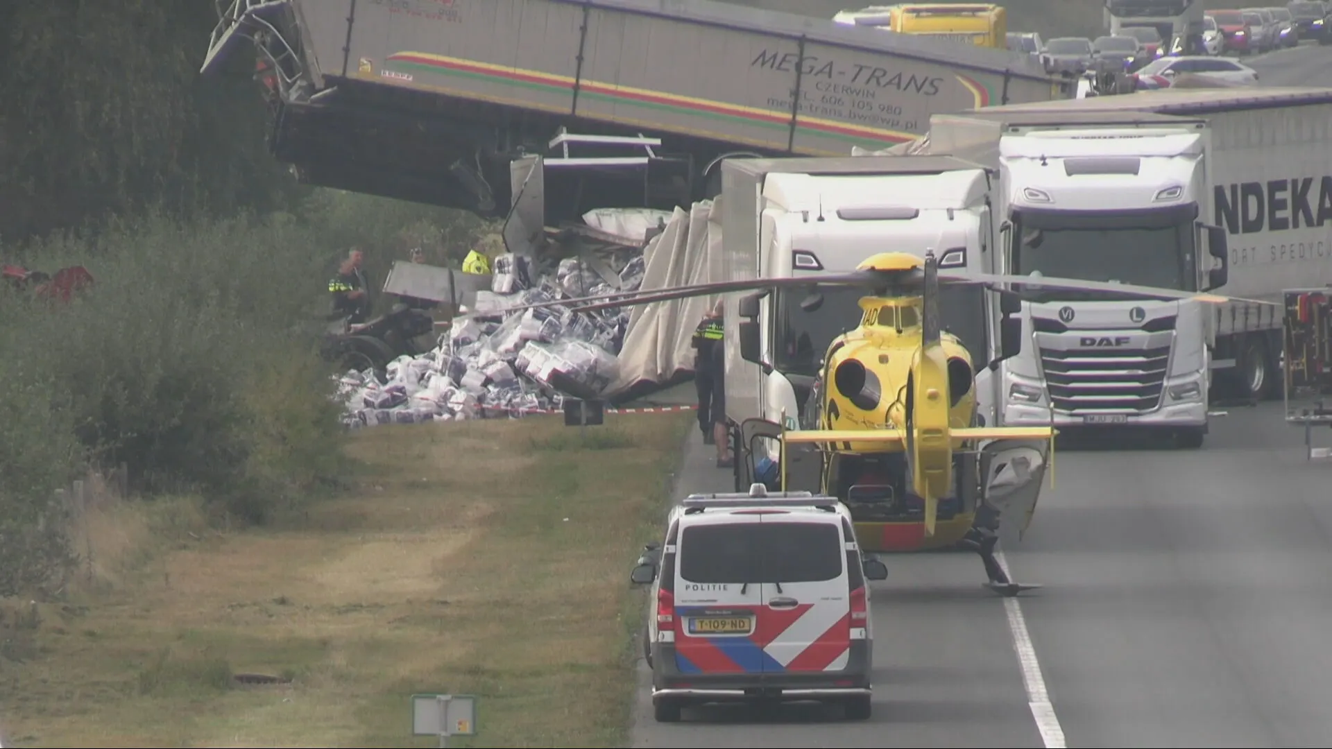 Dode en gewonde door ongeval met vier vrachtwagens op A73 in Limburg