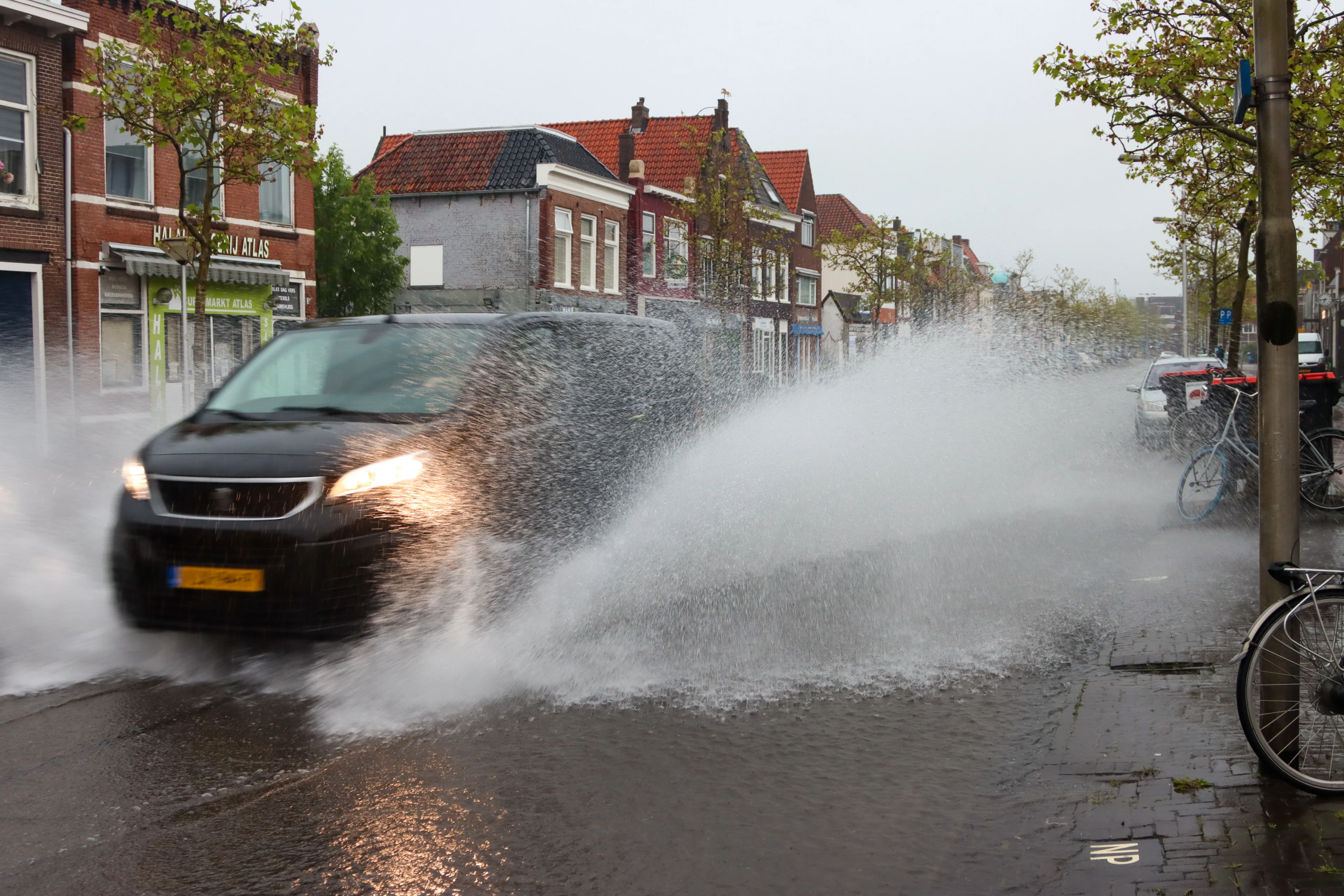 Straten en kelders onder water door noodweer in Friesland