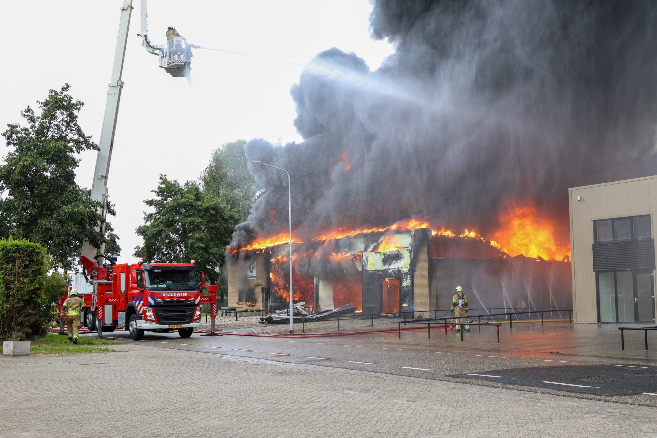 Grote brand in bedrijfspand Dokkum: oldtimers op het nippertje gered