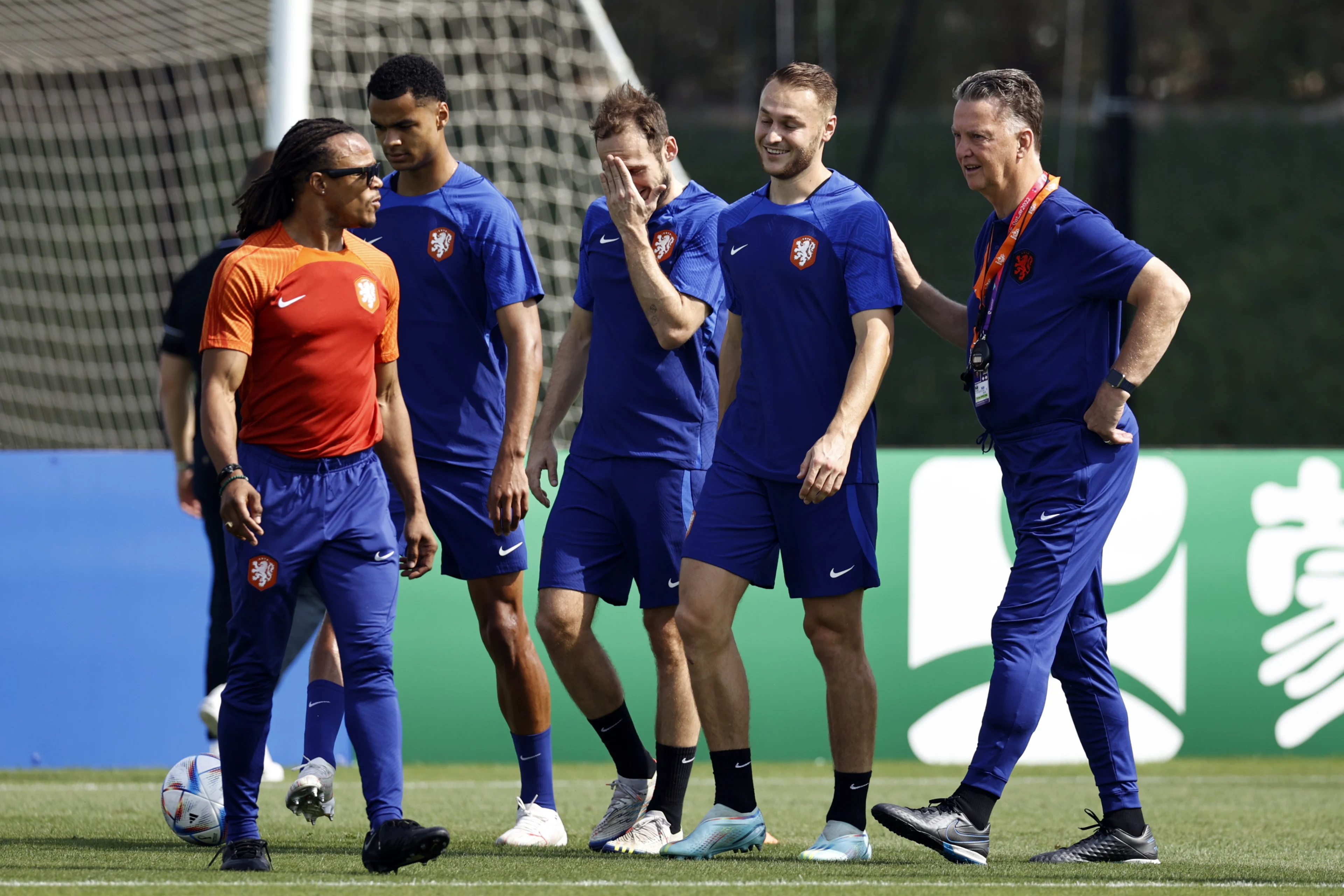 Nederlands elftal traint met volledige groep in aanloop naar eerste WK-duel