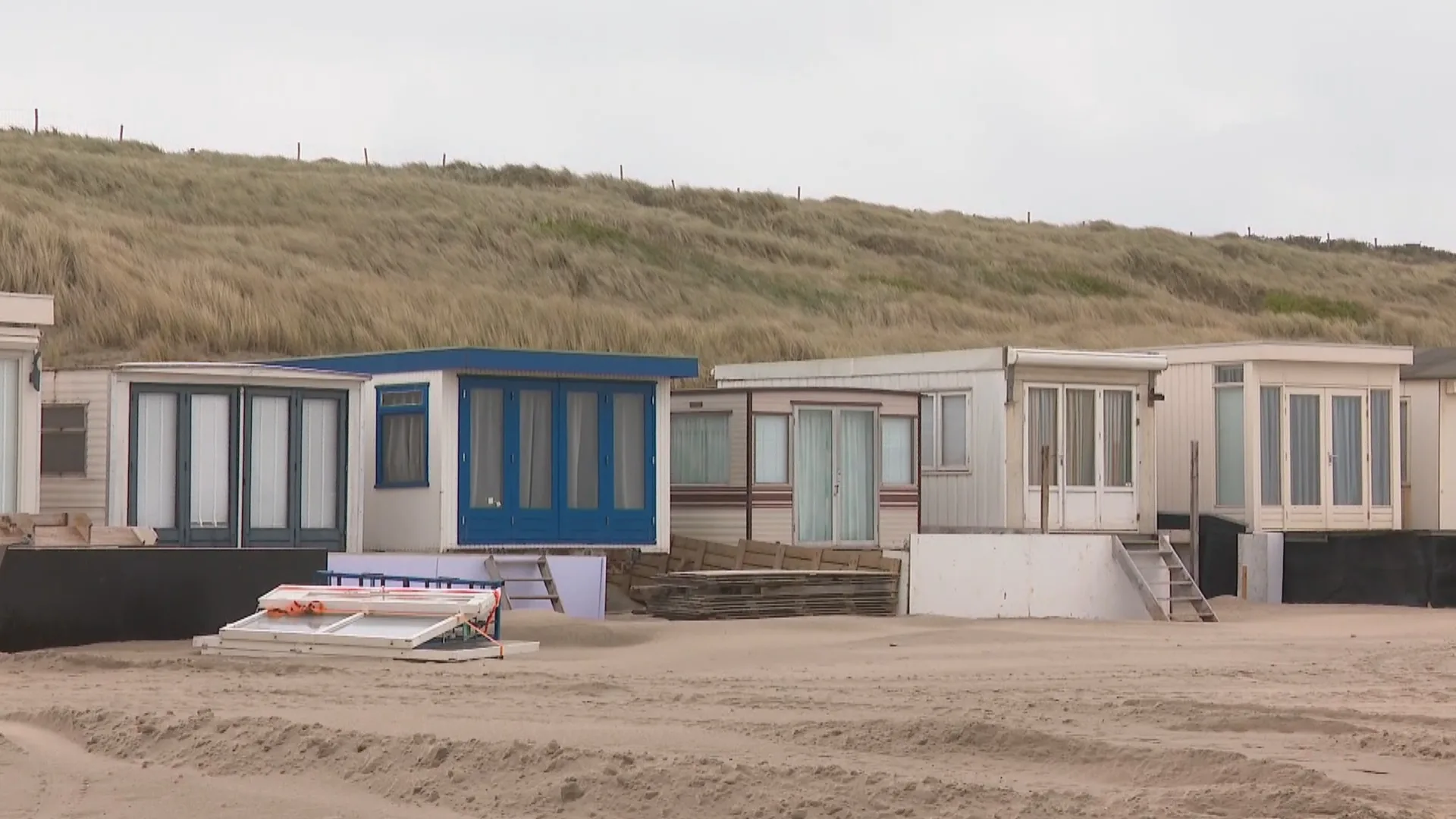 Mogen eigenaren van strandhuisjes nu wel of niet hun huis in?