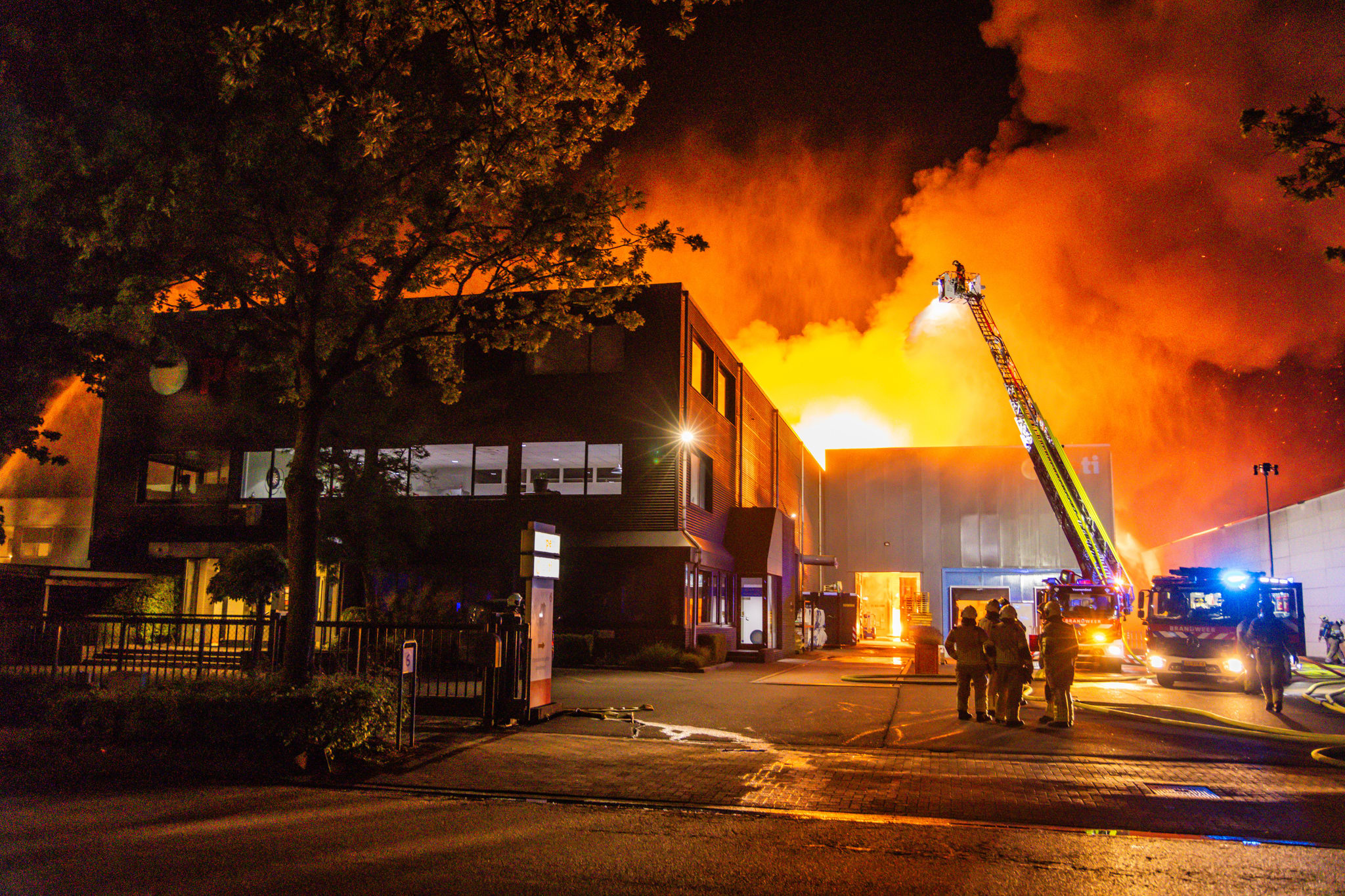 Vuur overgeslagen bij zeer grote brand Veenendaal, tweede NL-alert verzonden