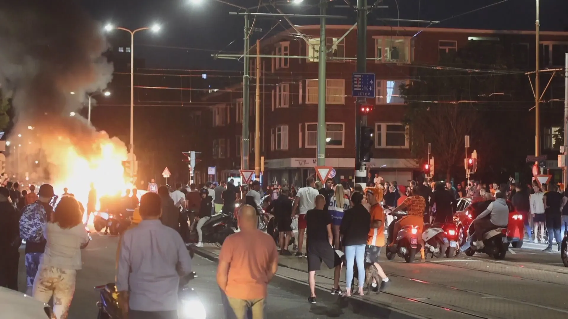 Onrustige nacht Den Haag, brandjes en vernielingen na laatste fluitsignaal Oranje
