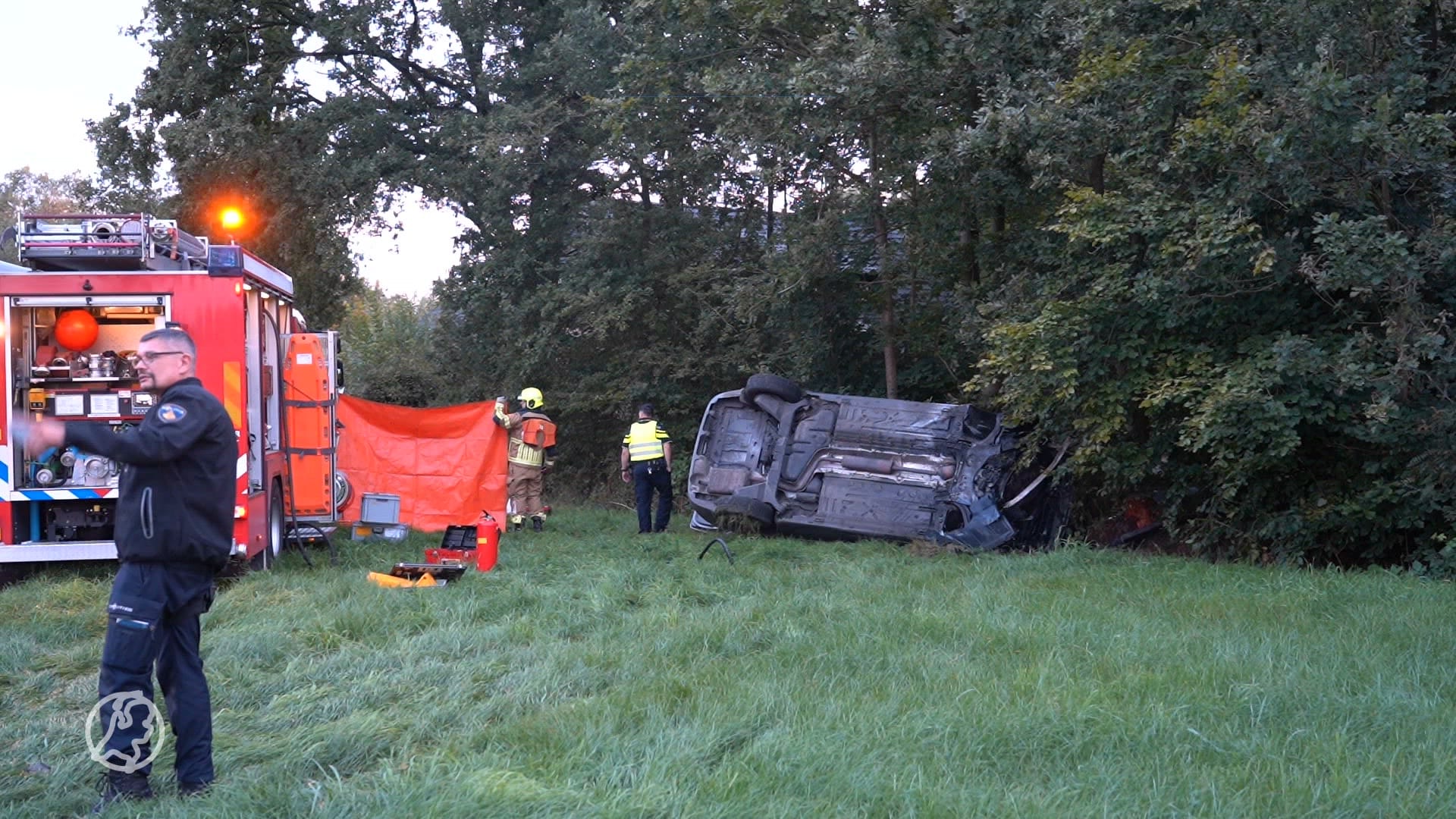 Auto vliegt in brand na crash in weiland, omstanders blussen vuur