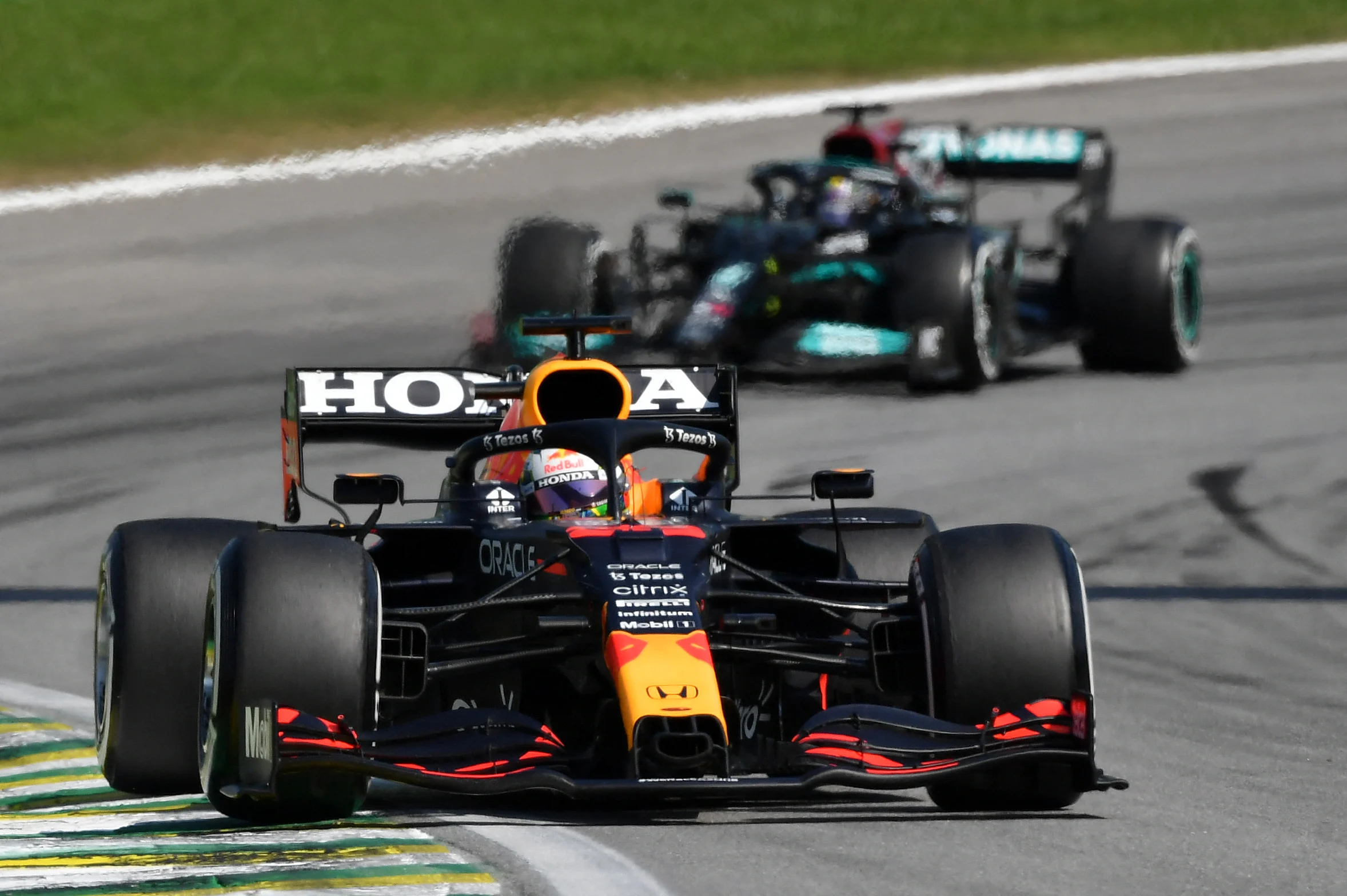Verstappen ziet Hamilton naderen in strijd om wereldkampioenschap na bloedstollende race in Brazilië