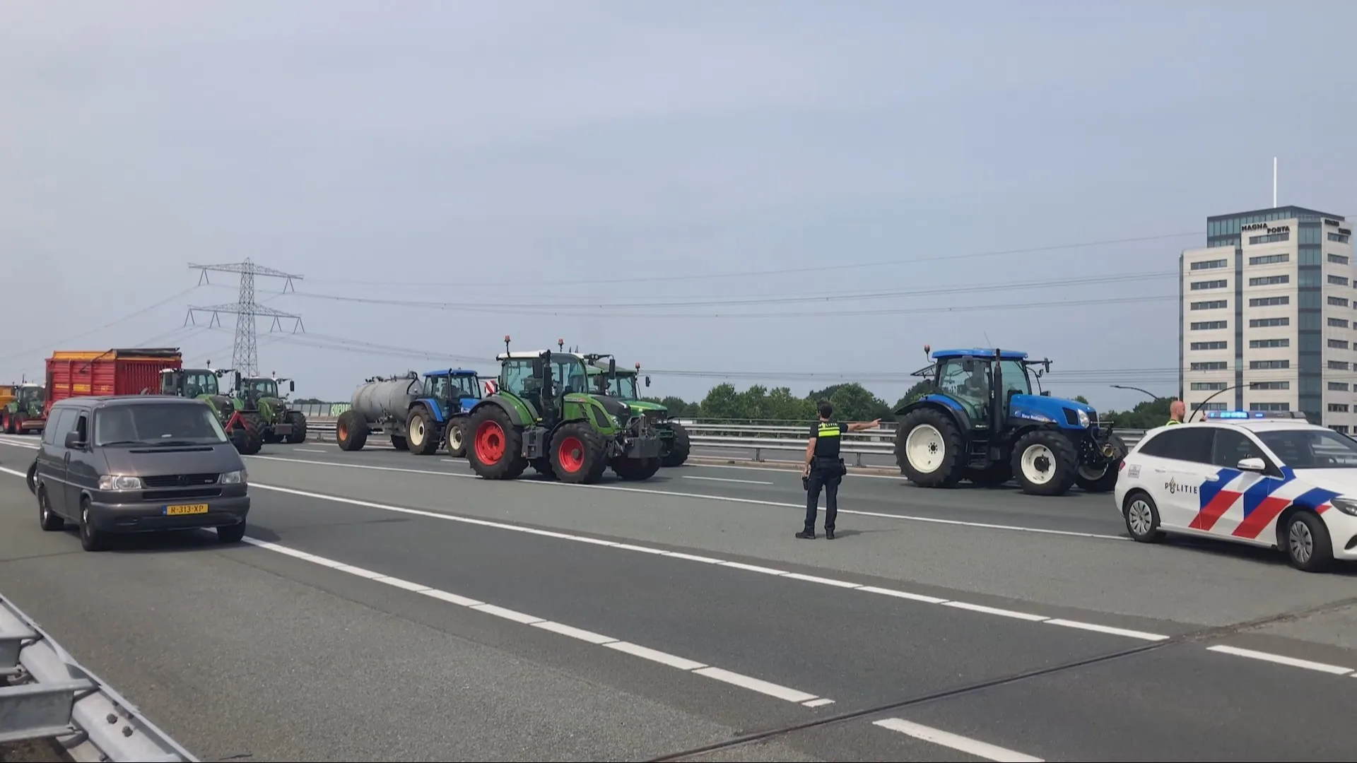 Boeren verlaten A35 na protest met tientallen tractoren, file snel opgelost