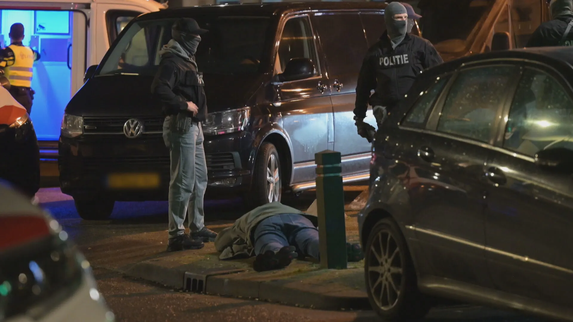 Politie pakt tien Satudarah-leden op bij inval in Tilburg