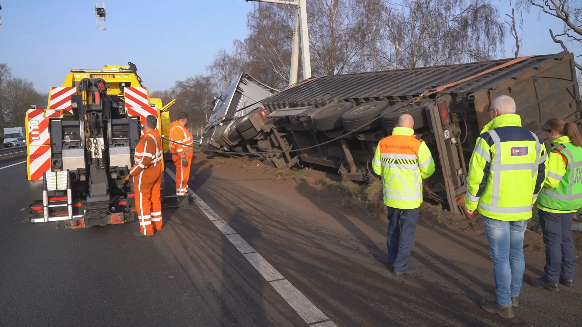 Vrachtwagen kantelt op A67 bij Geldrop, deel snelweg dicht tot na avondspits
