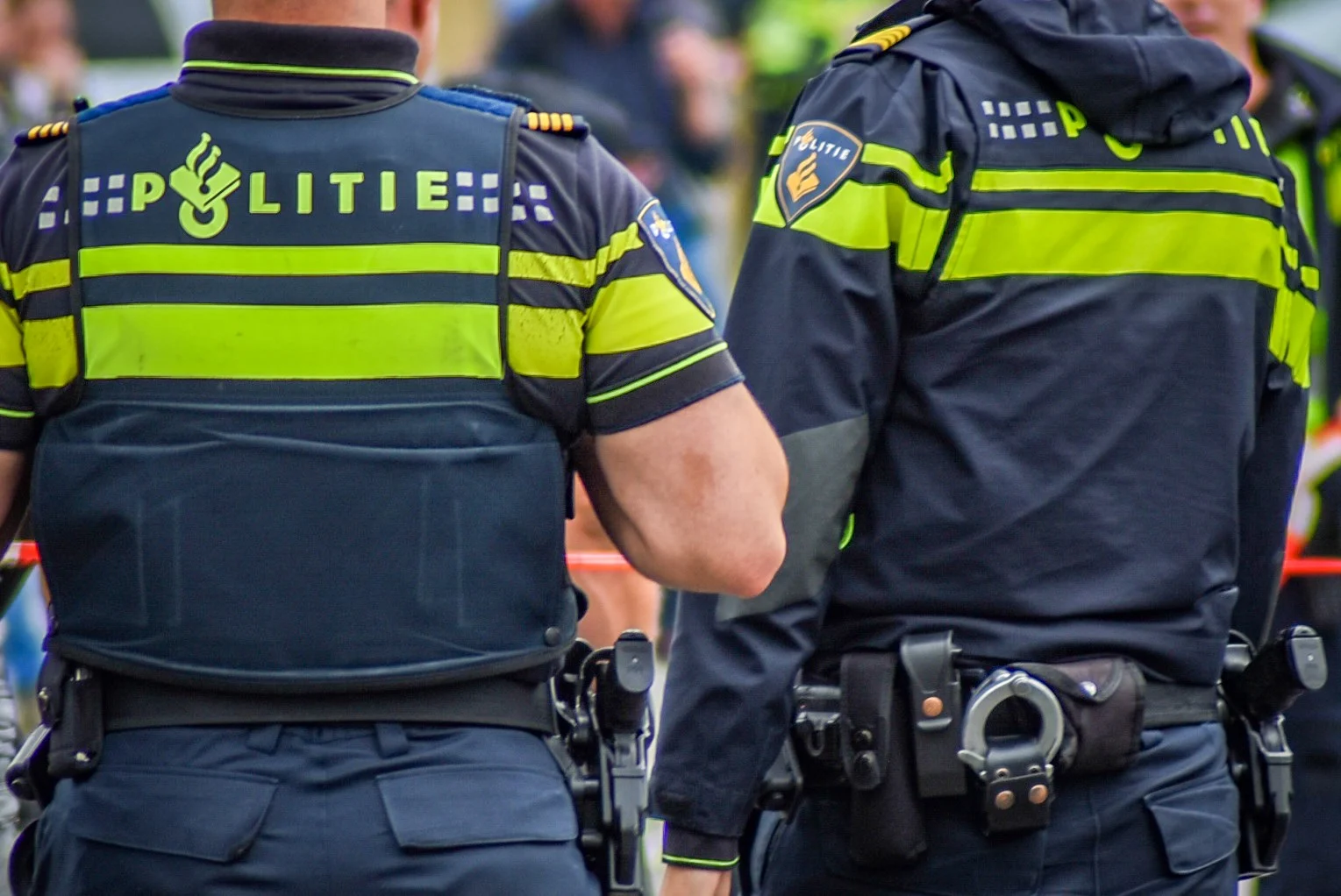 Man (18) mept politieman meerdere malen in gezicht bij sussen familieruzie