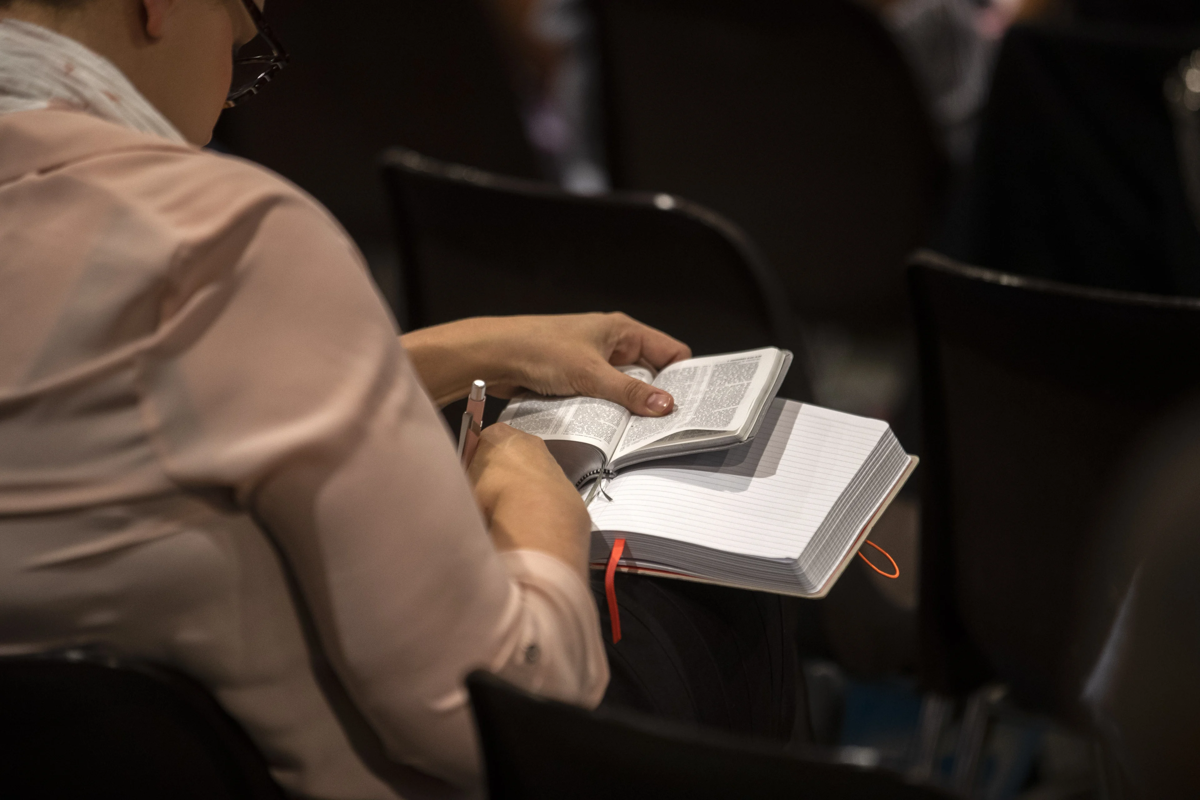 Petitie tegen 'sociaal doodverklaren' ex-Jehovah's Getuigen aangeboden aan Tweede Kamer