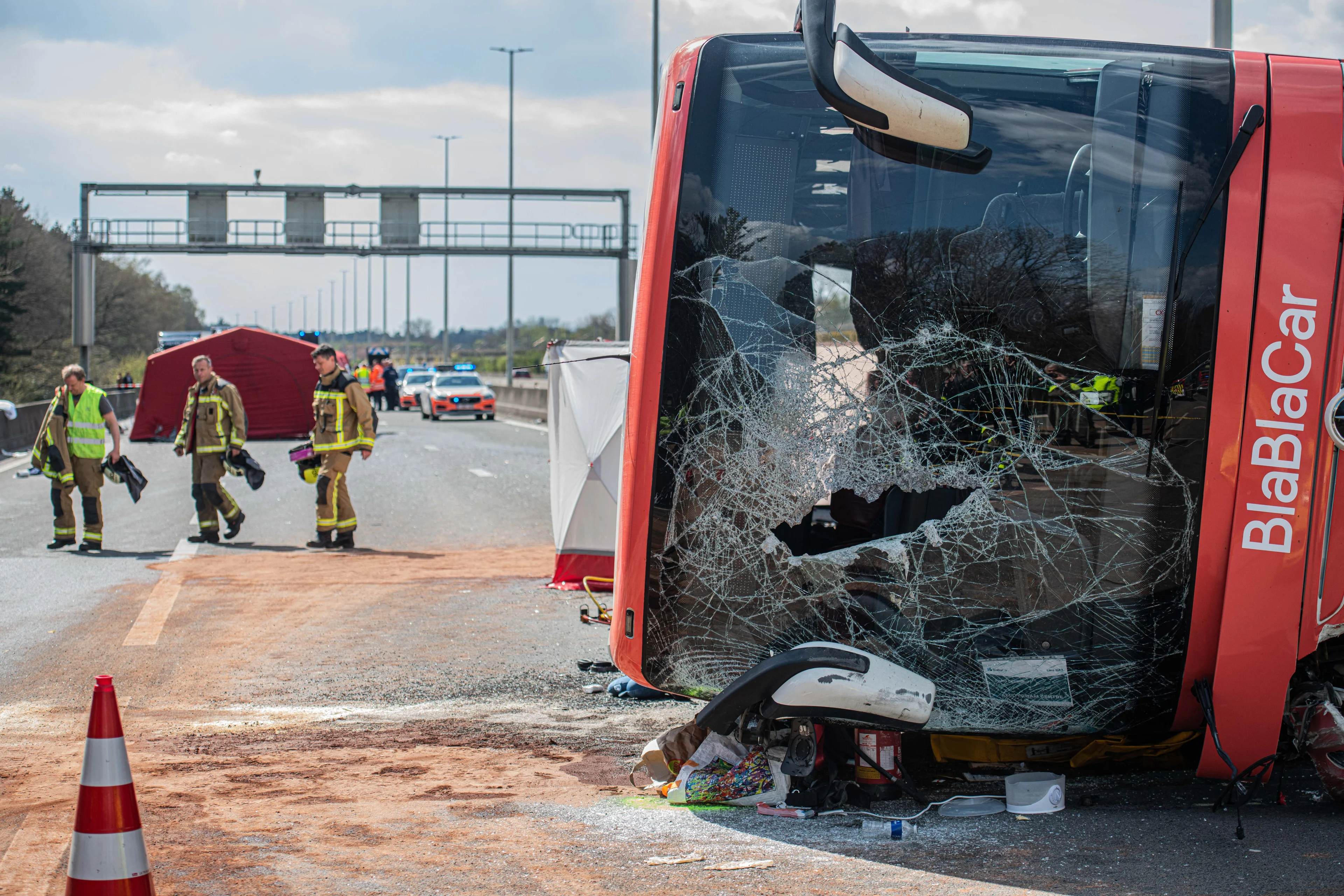 Twee doden en meerdere gewonden bij zwaar busongeluk op snelweg richting Breda