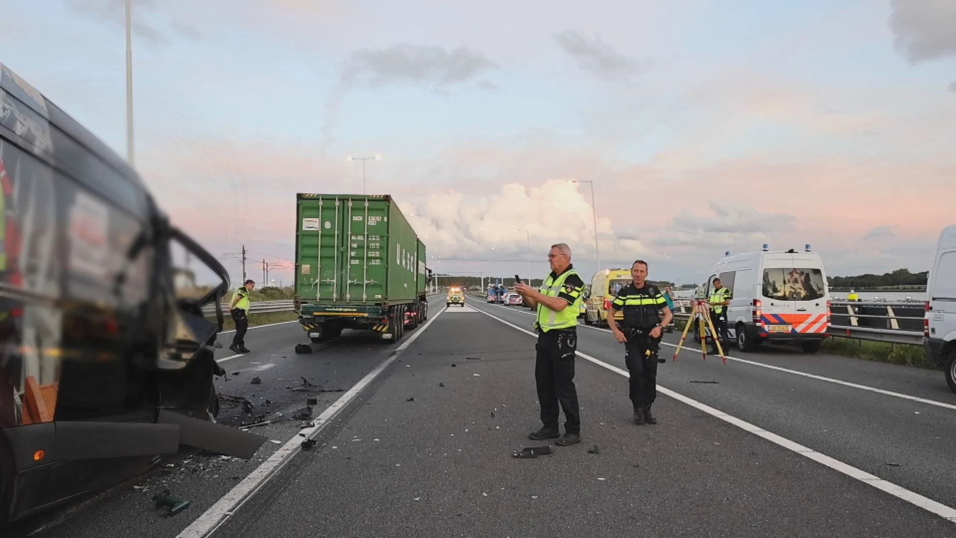 Bestuurder bestelbus overleden na botsing met vrachtwagen op A15 bij Rotterdam
